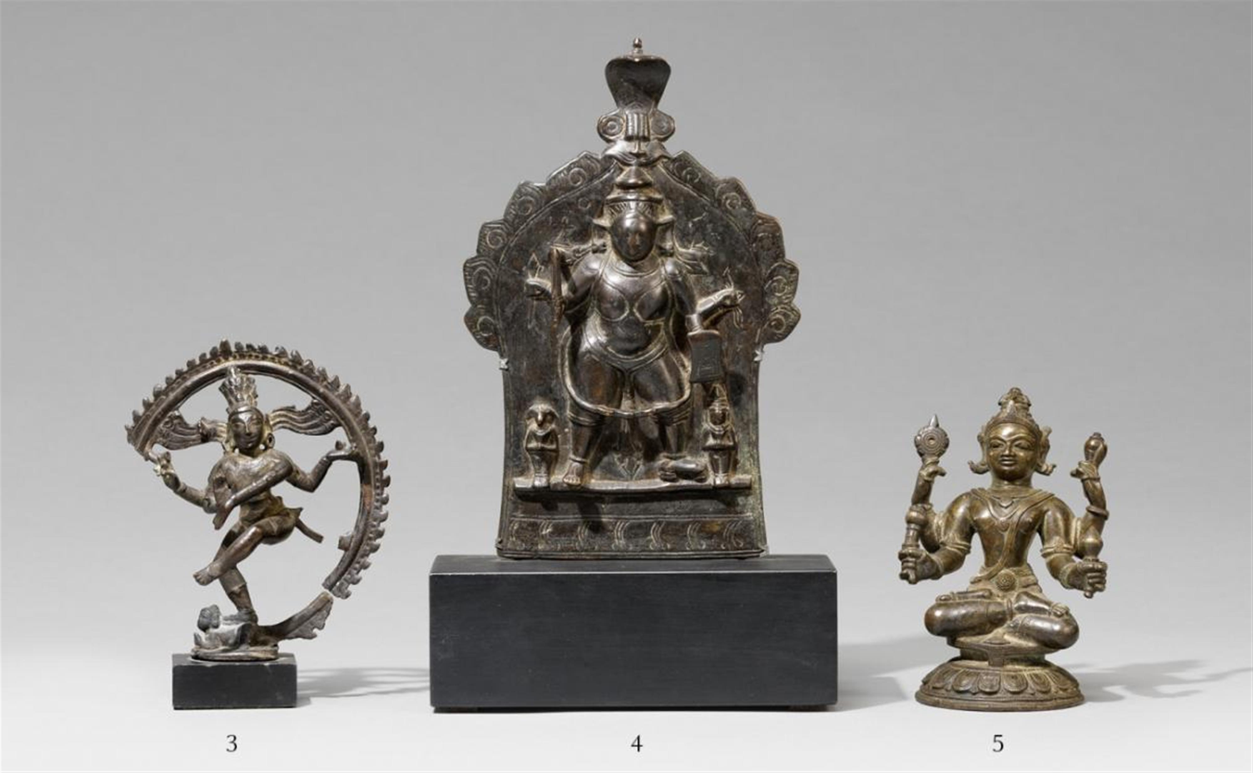 A bronze figure of Vishnu. 19th century or earlier - image-1