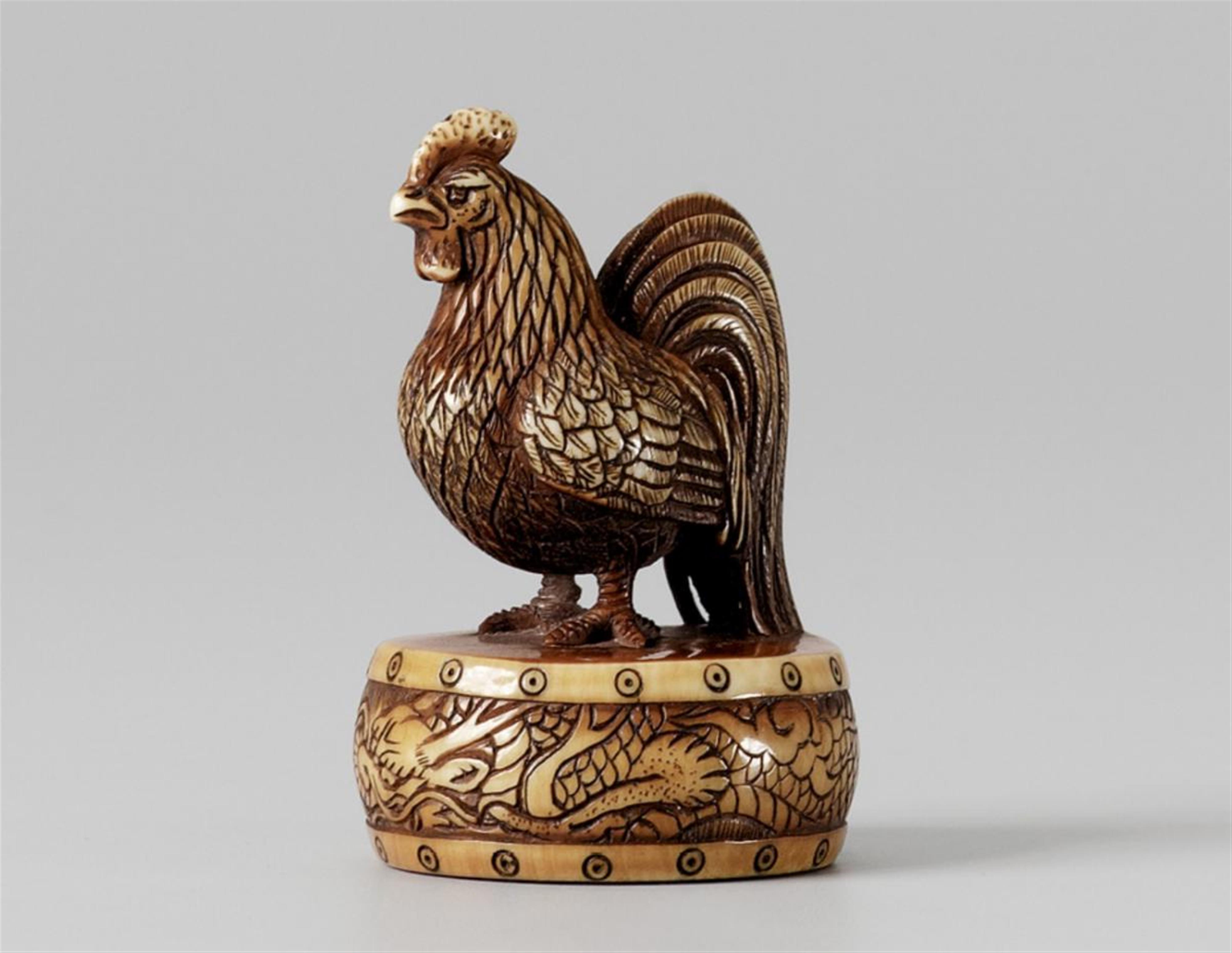 An ivory netsuke of a proud rooster. 19th century - image-1