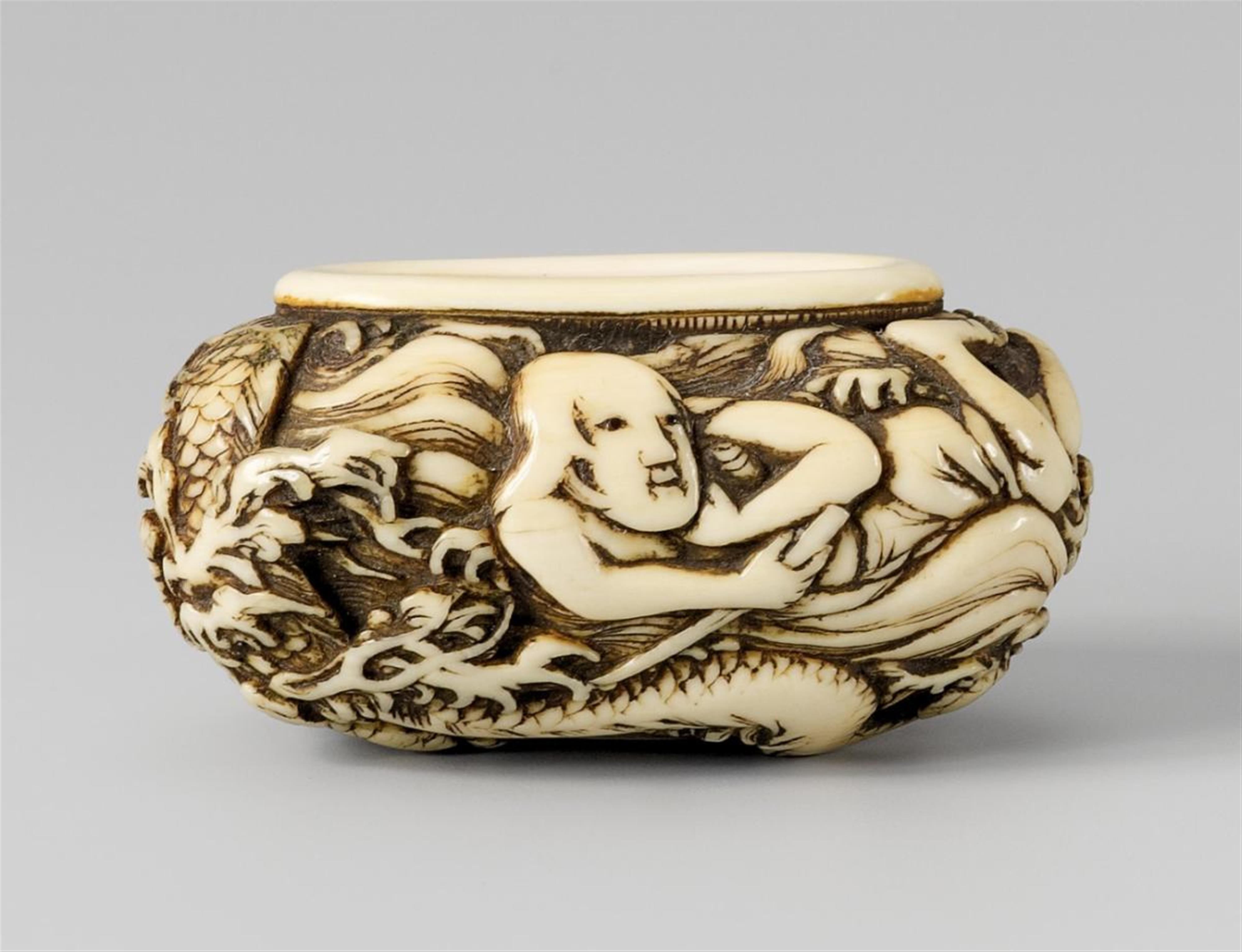 An unusual ivory netsuke. 18th century - image-2