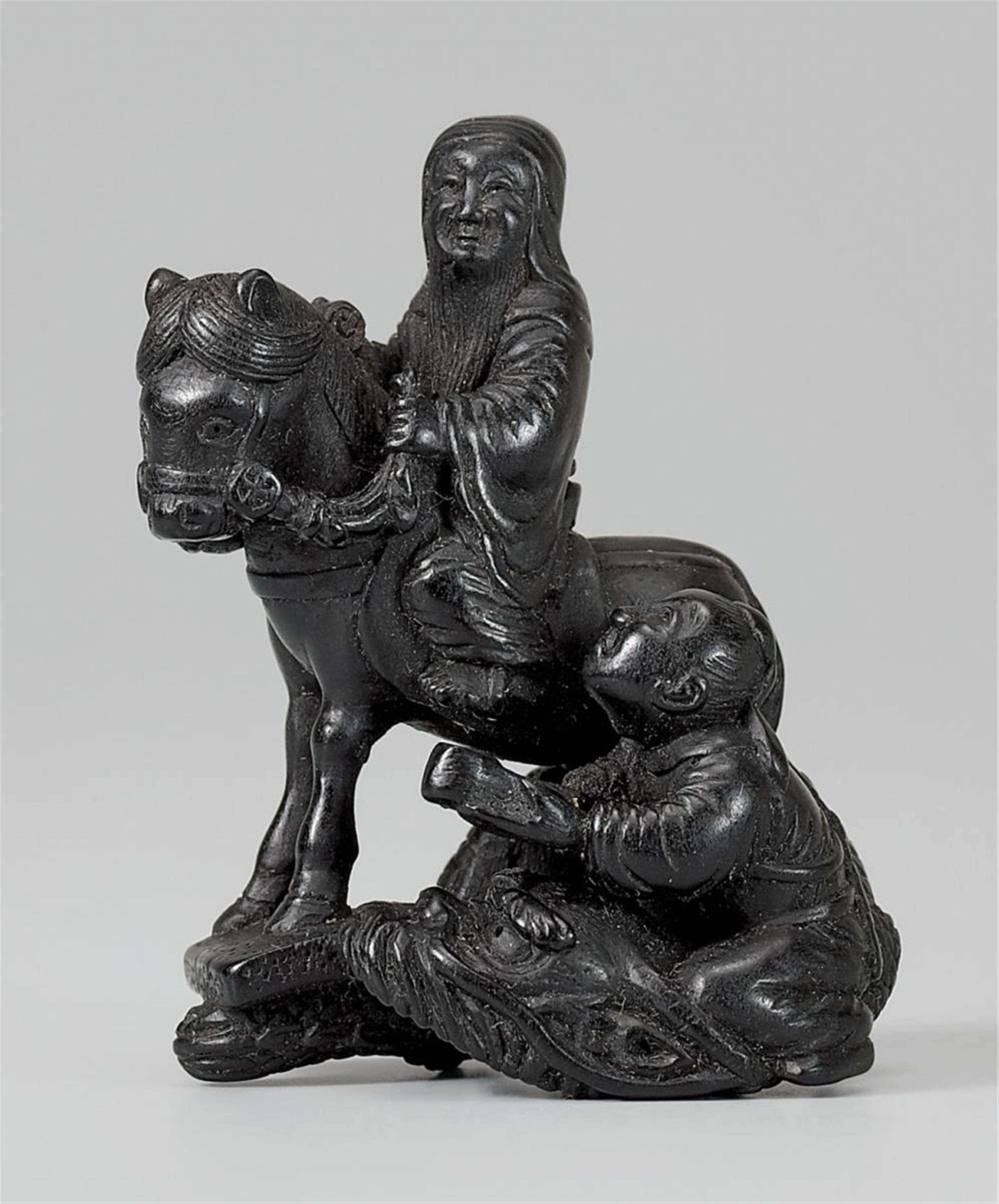 913. Japan, schwarzes Holz, netsuke, zwei Figuren auf Pferd und mit Drache, sign.: Isshinsai Unzan. Mitte 19Jh. - image-1