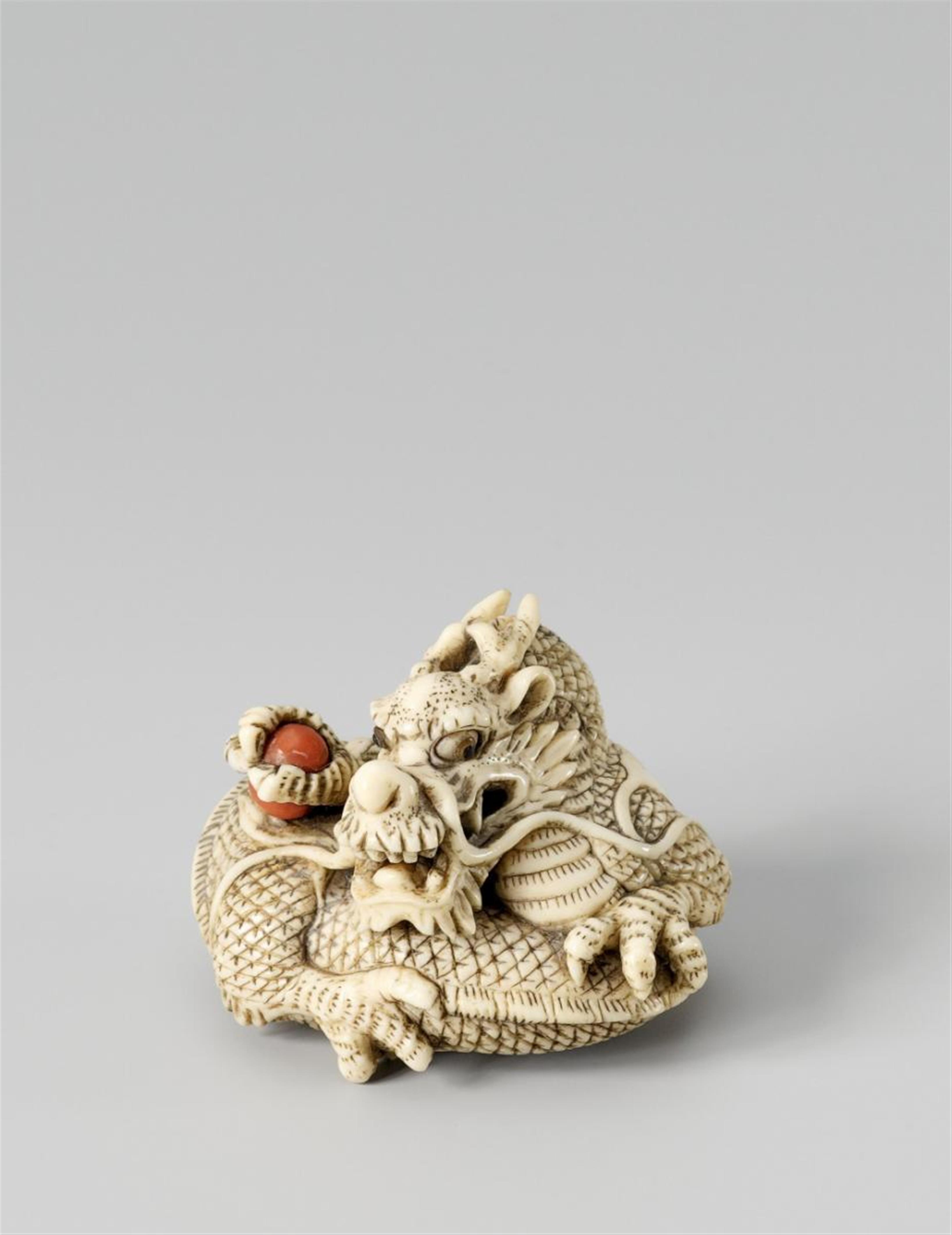 An impressive and superb Kyoto school ivory netsuke of a majestic coiled dragon. Late 18th/early 19th century - image-1