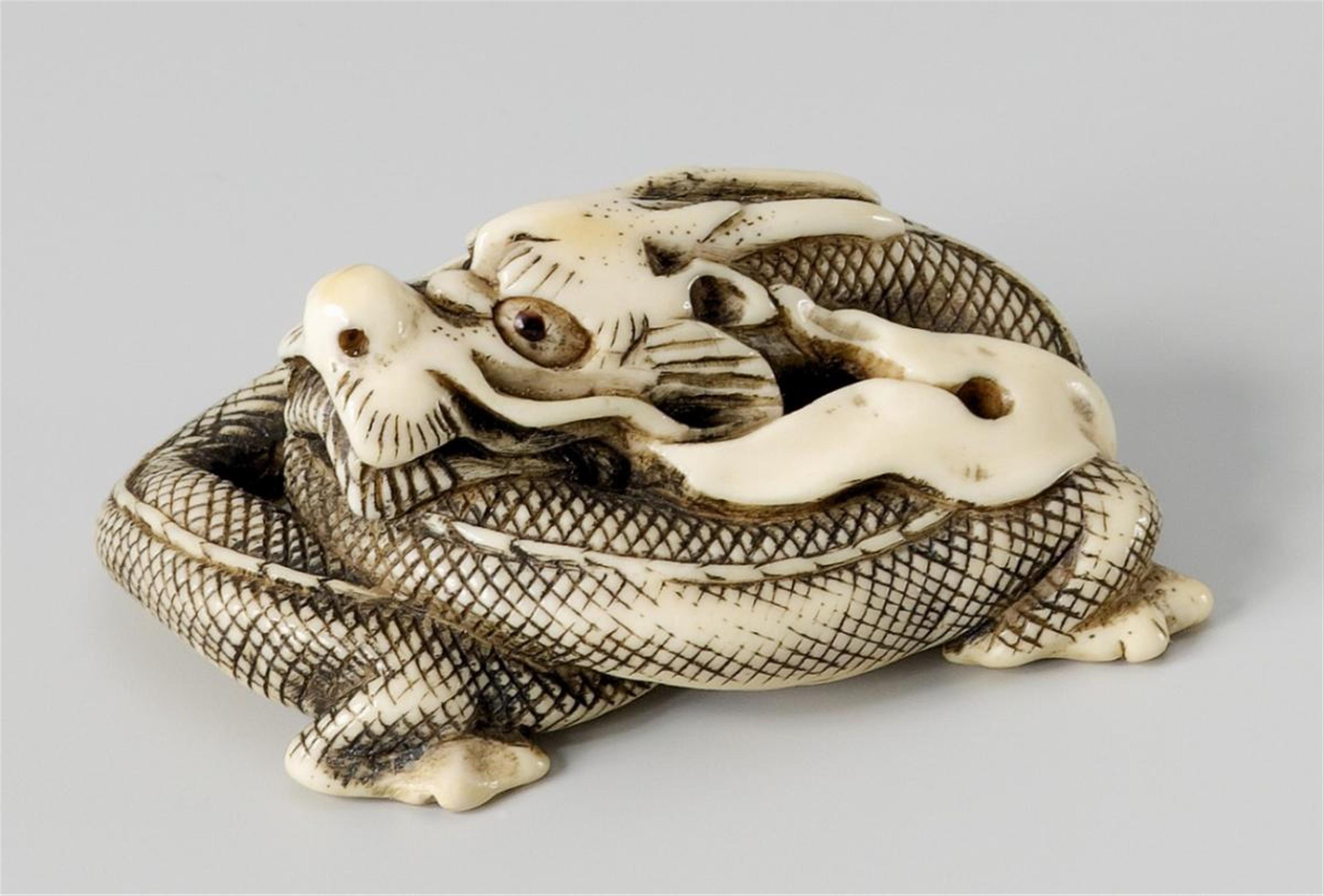An ivory netsuke of a two-horned dragon. Early 19th century - image-1