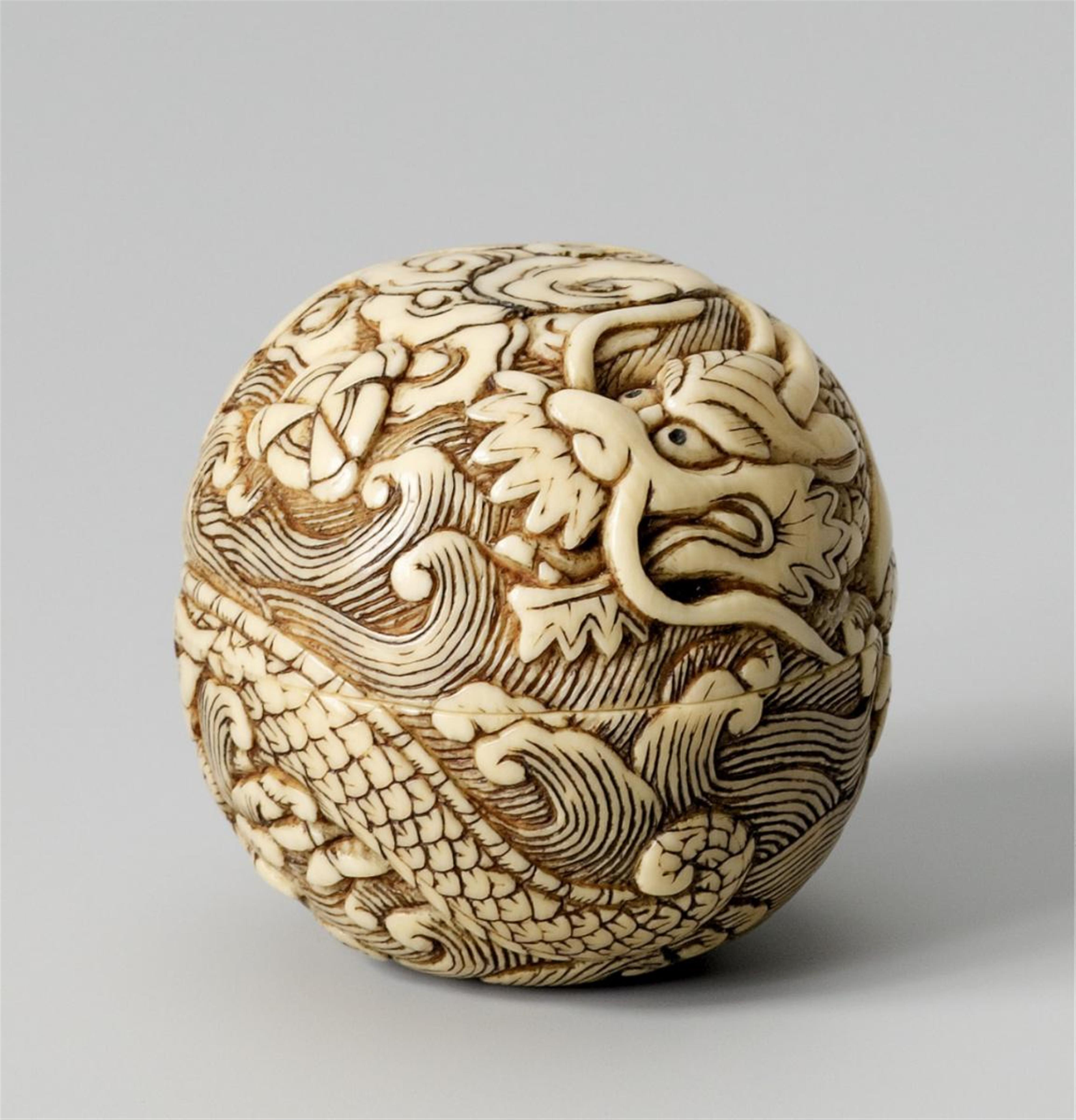 A highly unusual ivory spherical manjû of a dragon. 19th century - image-1