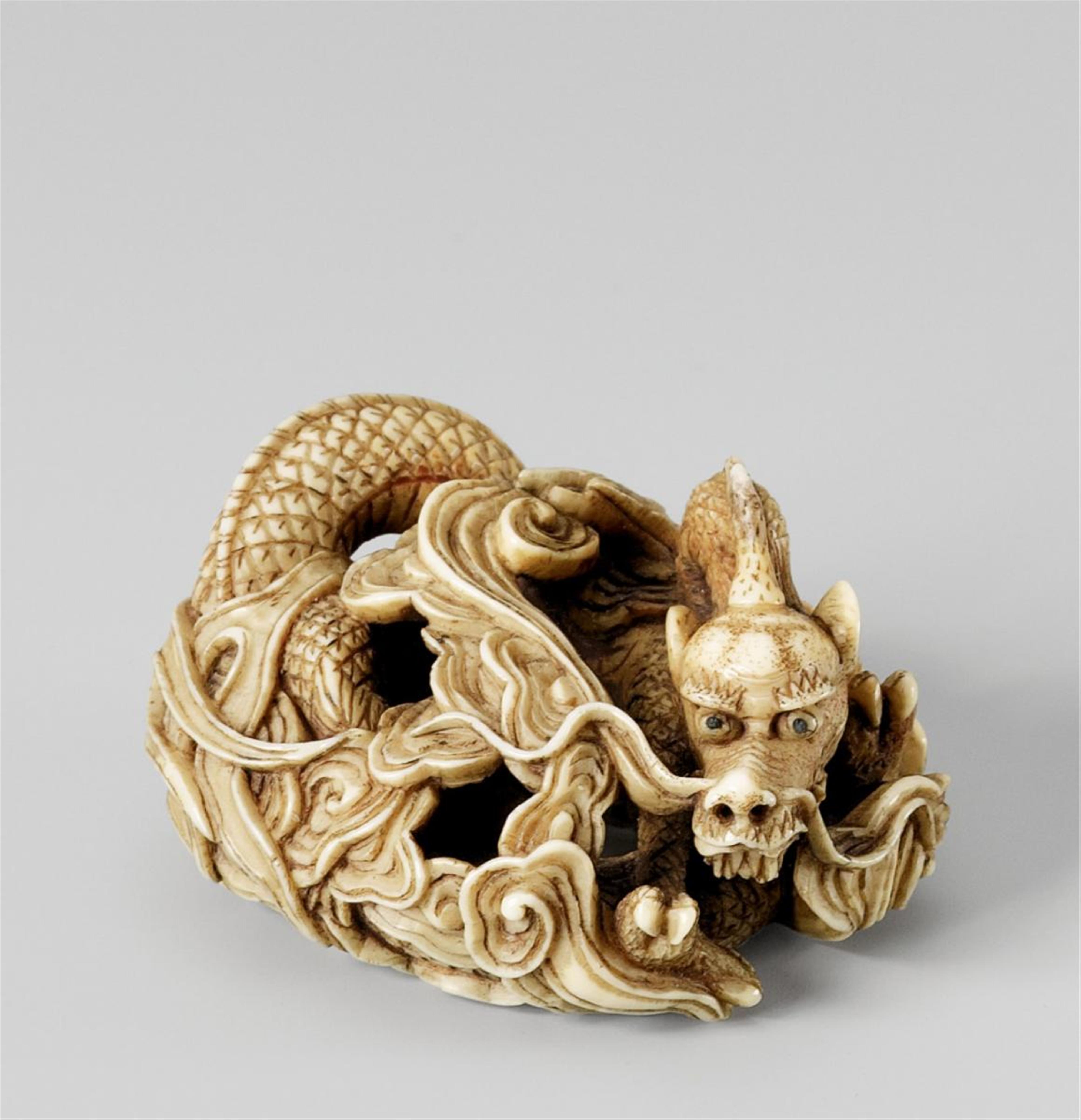 A fine ivory netsuke of a one-horned dragon, by Tomokazu. 19th century - image-1