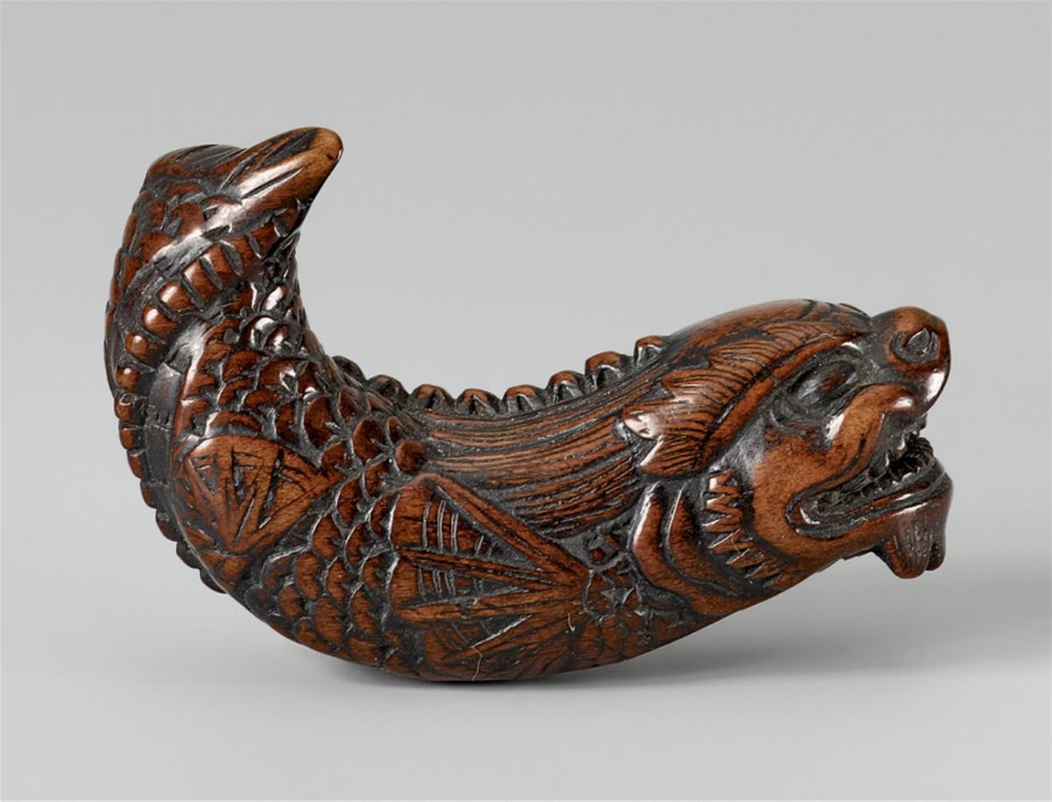 A wood netsuke of a dragon fish. Late 18th/early 19th century - image-1