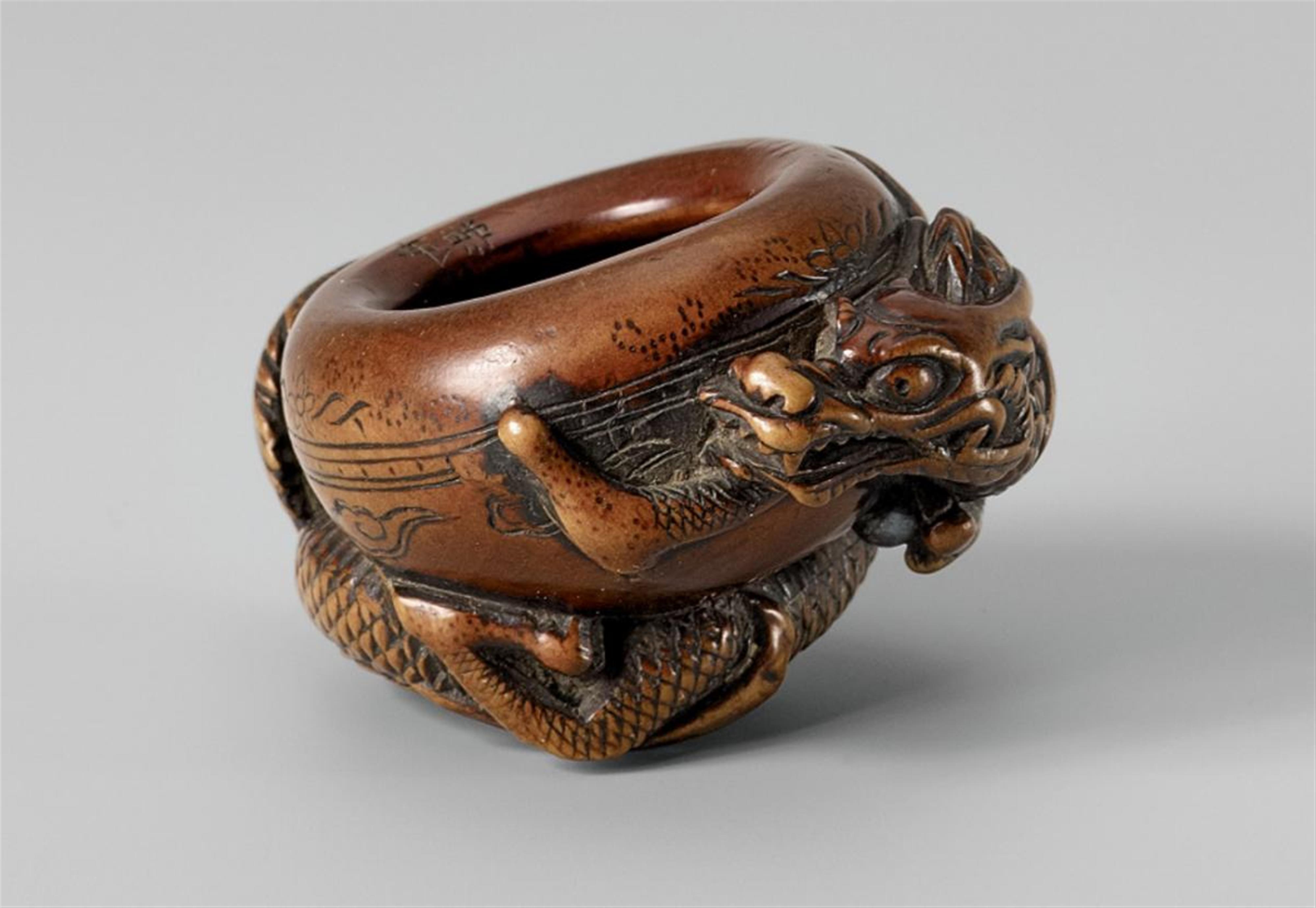 A large boxwood ashtray netsuke of a dragon. 19th century - image-1