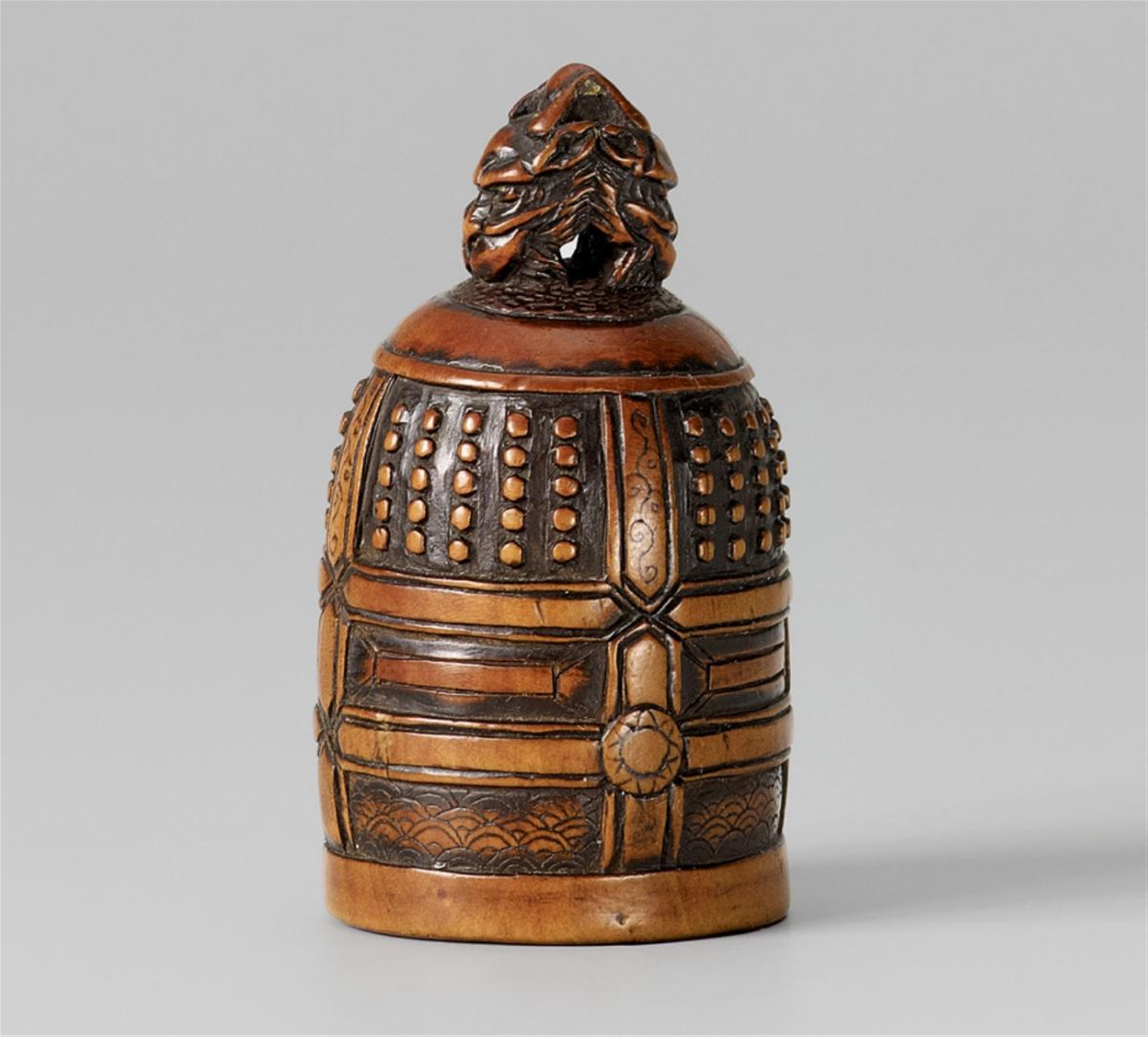 A boxwood netsuke of a bell, by Kiyozumi. Early 19th century - image-1