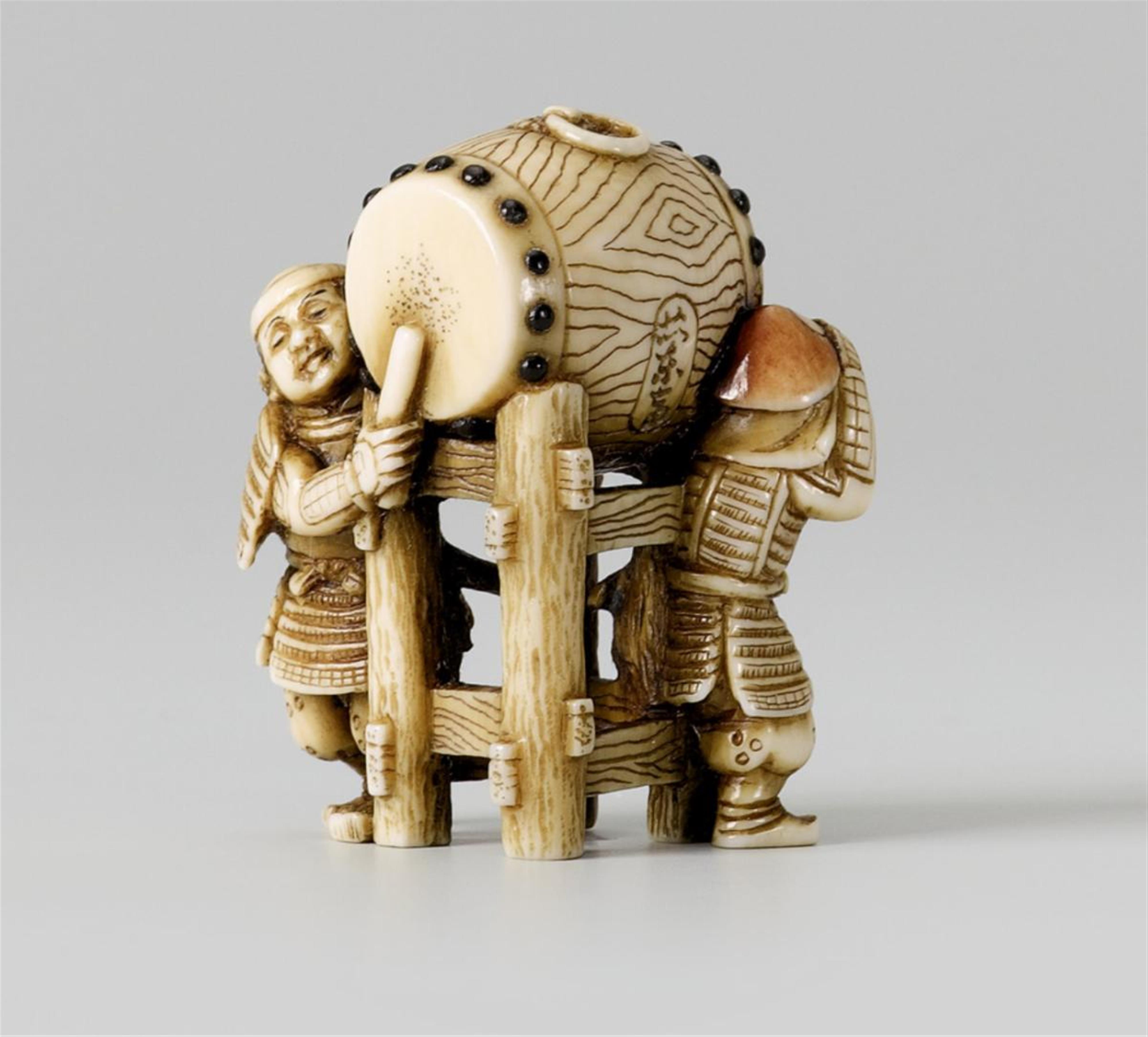 An ivory netsuke of two samurai, by Rantei. 19th century - image-1
