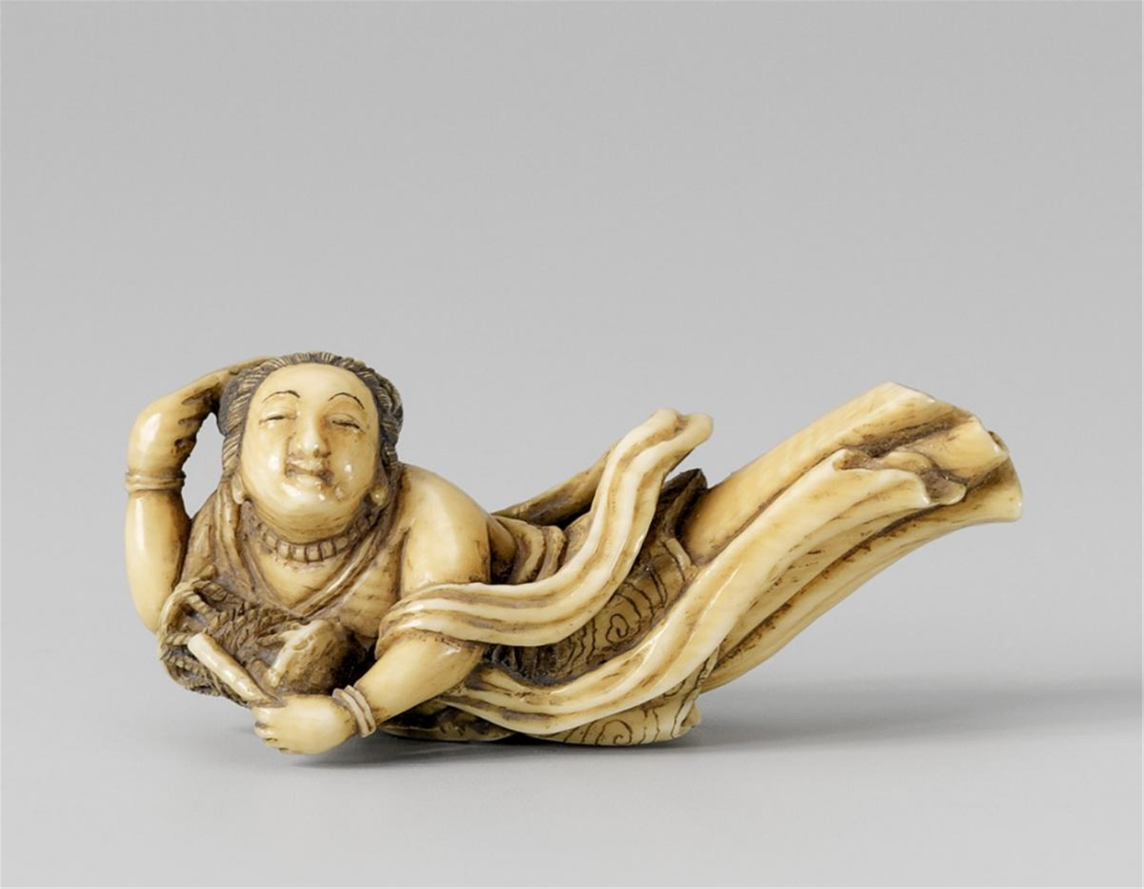 A stained ivory netsuke of a tennin in flight, by Hôju. Late 19th century - image-1