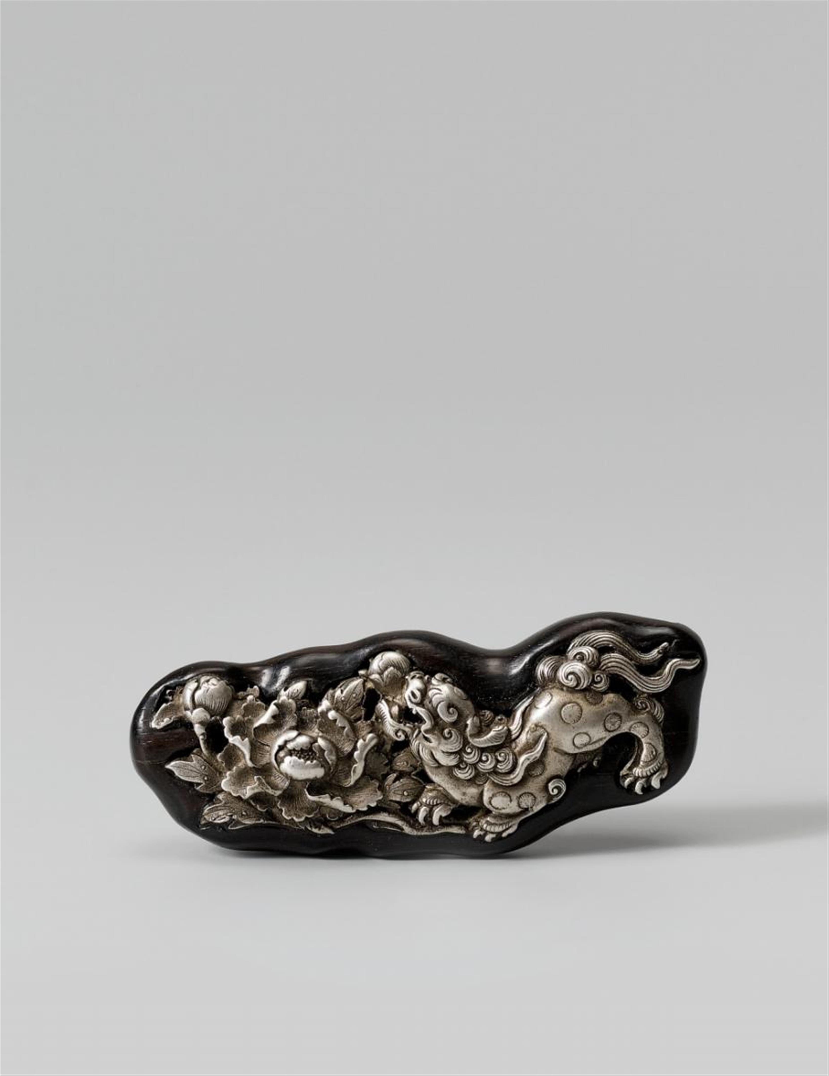 An unusual kaki wood and silver manjû of a shishi. Second half 19th century - image-1
