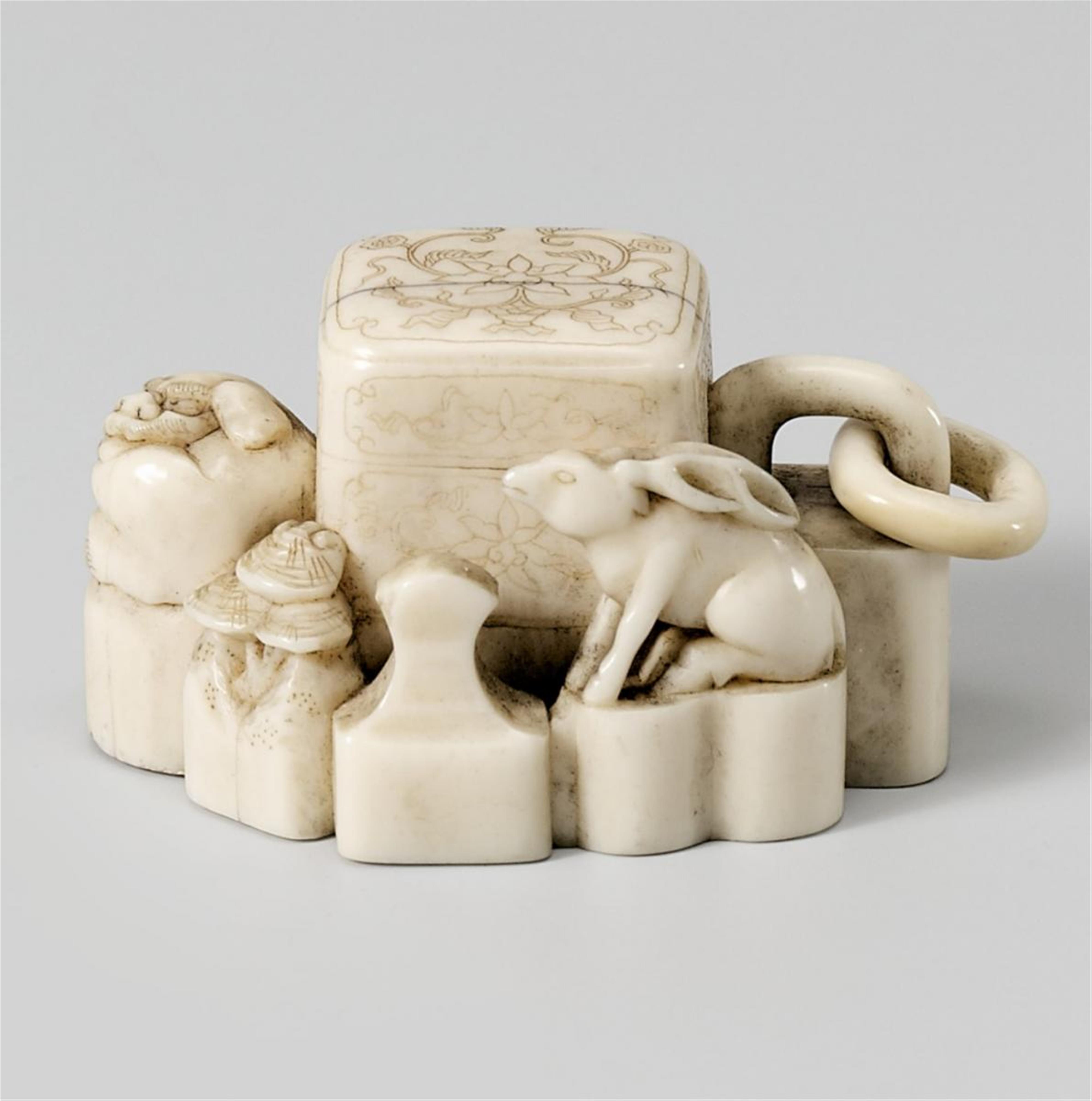 An ivory netsuke of a group of seals, by Gyokuhôsai. Mid 19th century - image-1
