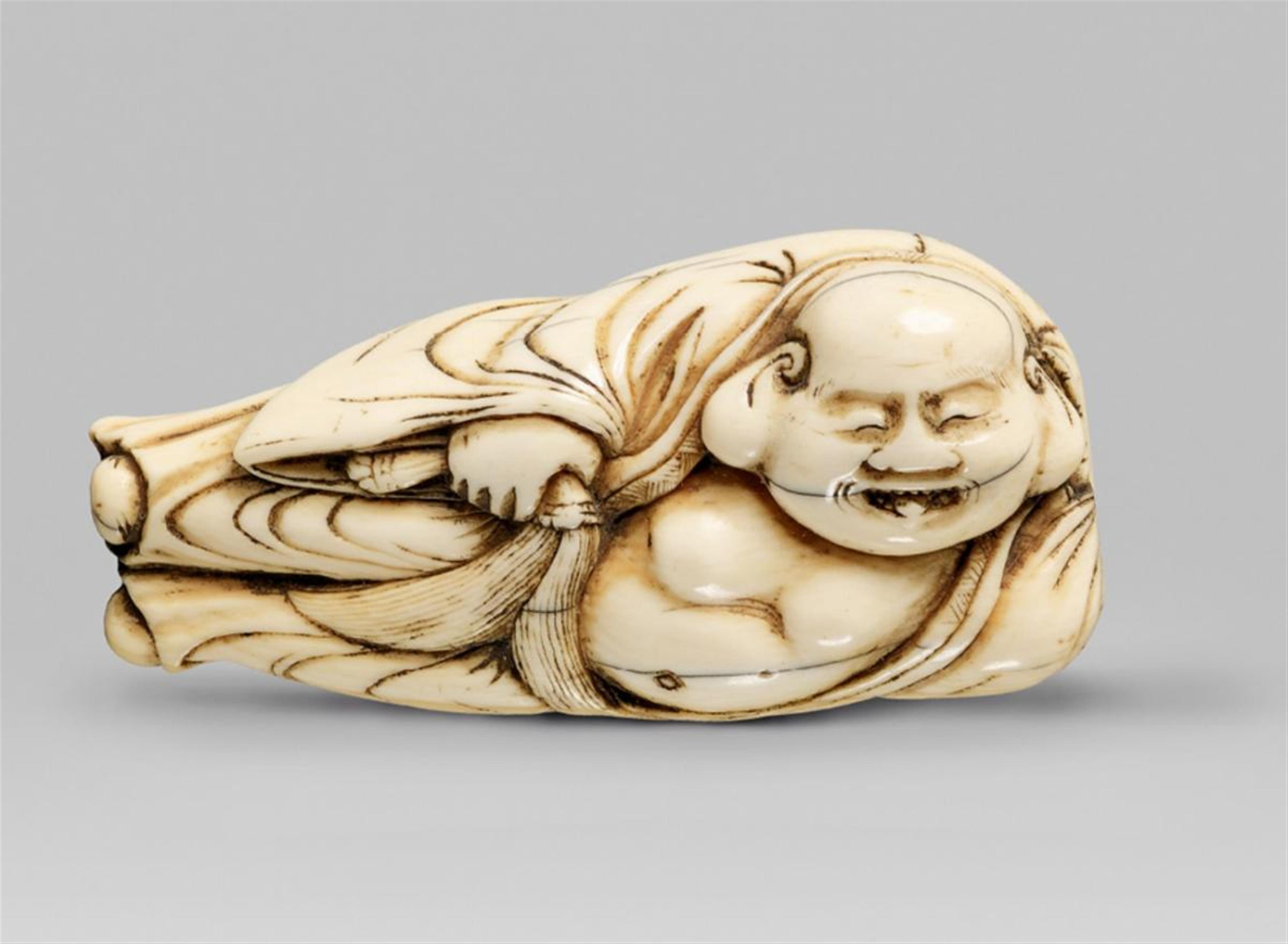 An ivory netsuke of a laughing Hotei. Late 18th century - image-1