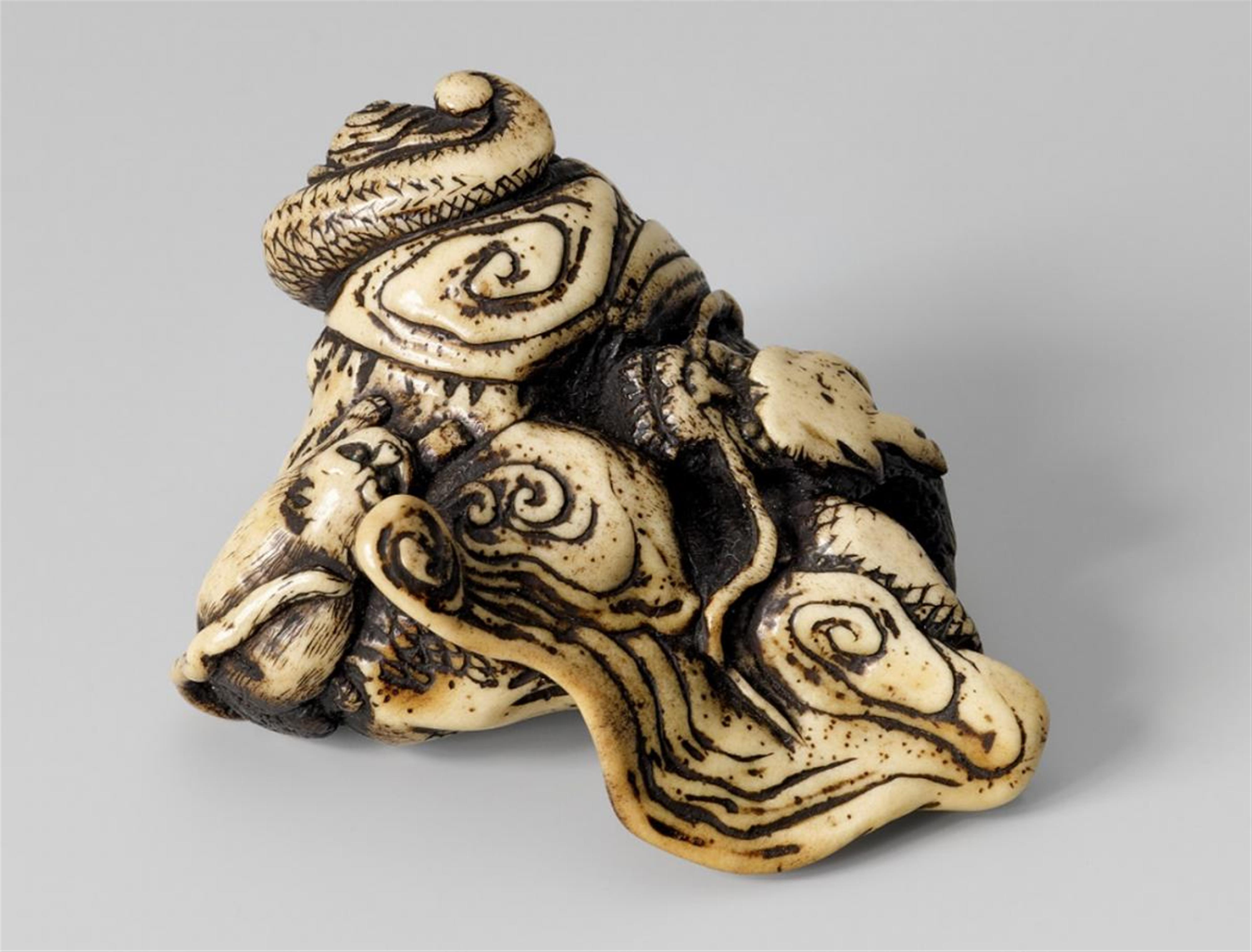 An extraordinary stag antler netsuke of a dragon and a tiger. Early 19th century - image-1