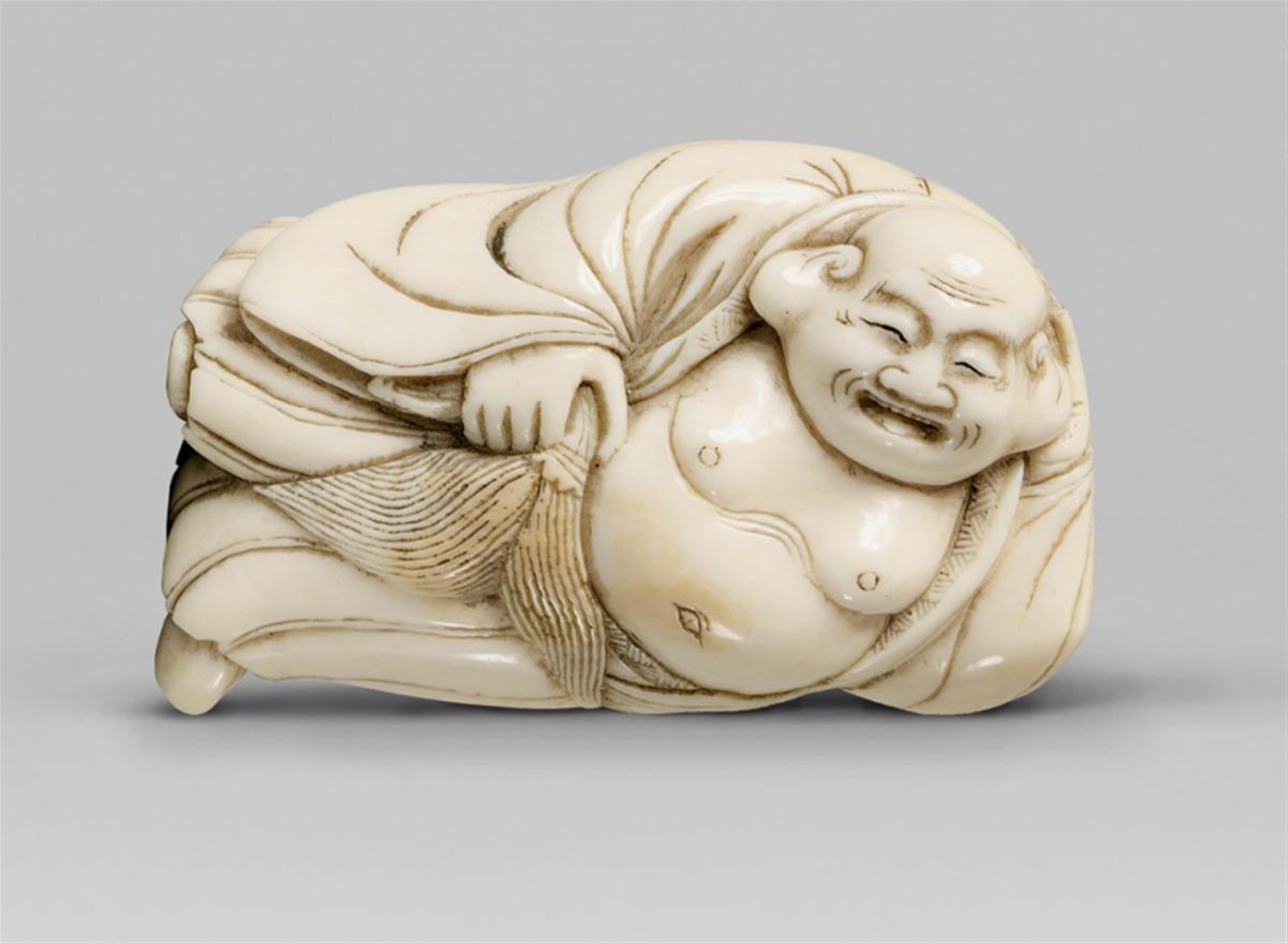 An ivory netsuke of a resting Hotei. Late 18th century - image-1