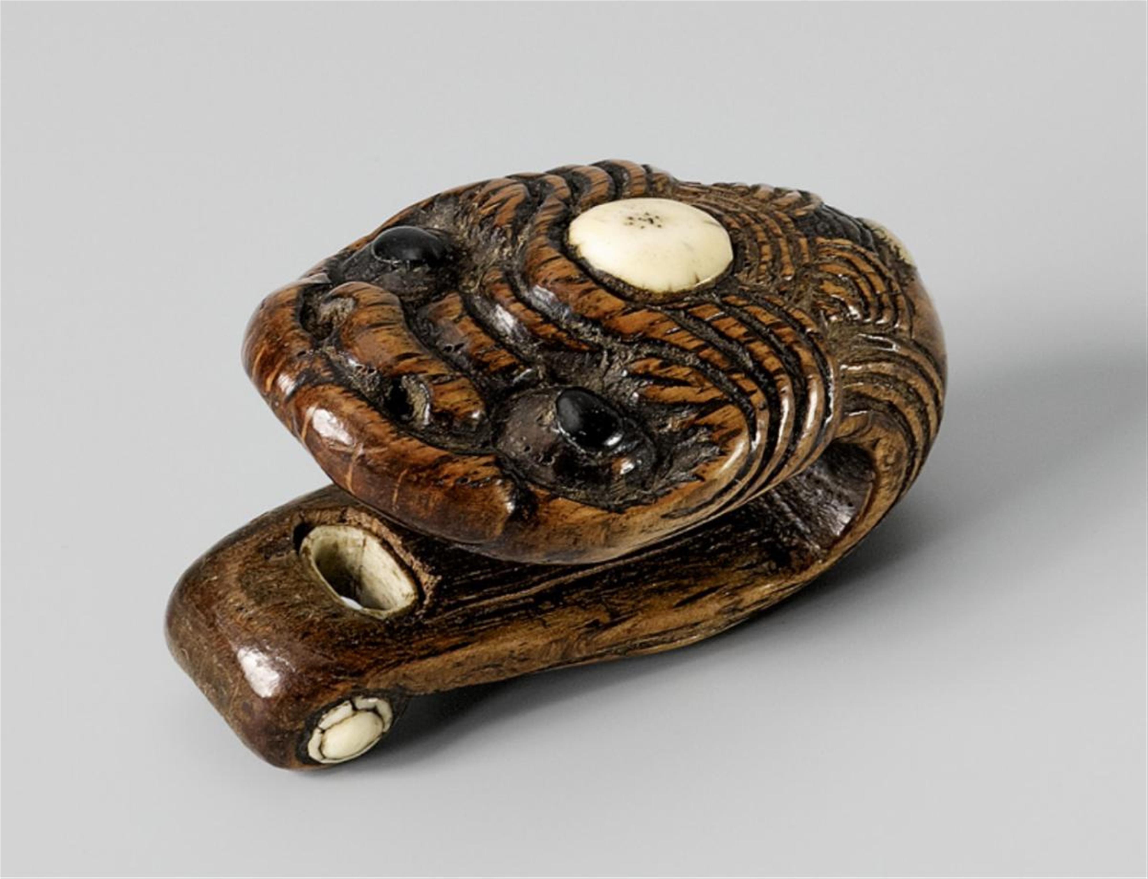 An amusing wood netsuke of an amaryû. Second half 19th century - image-1