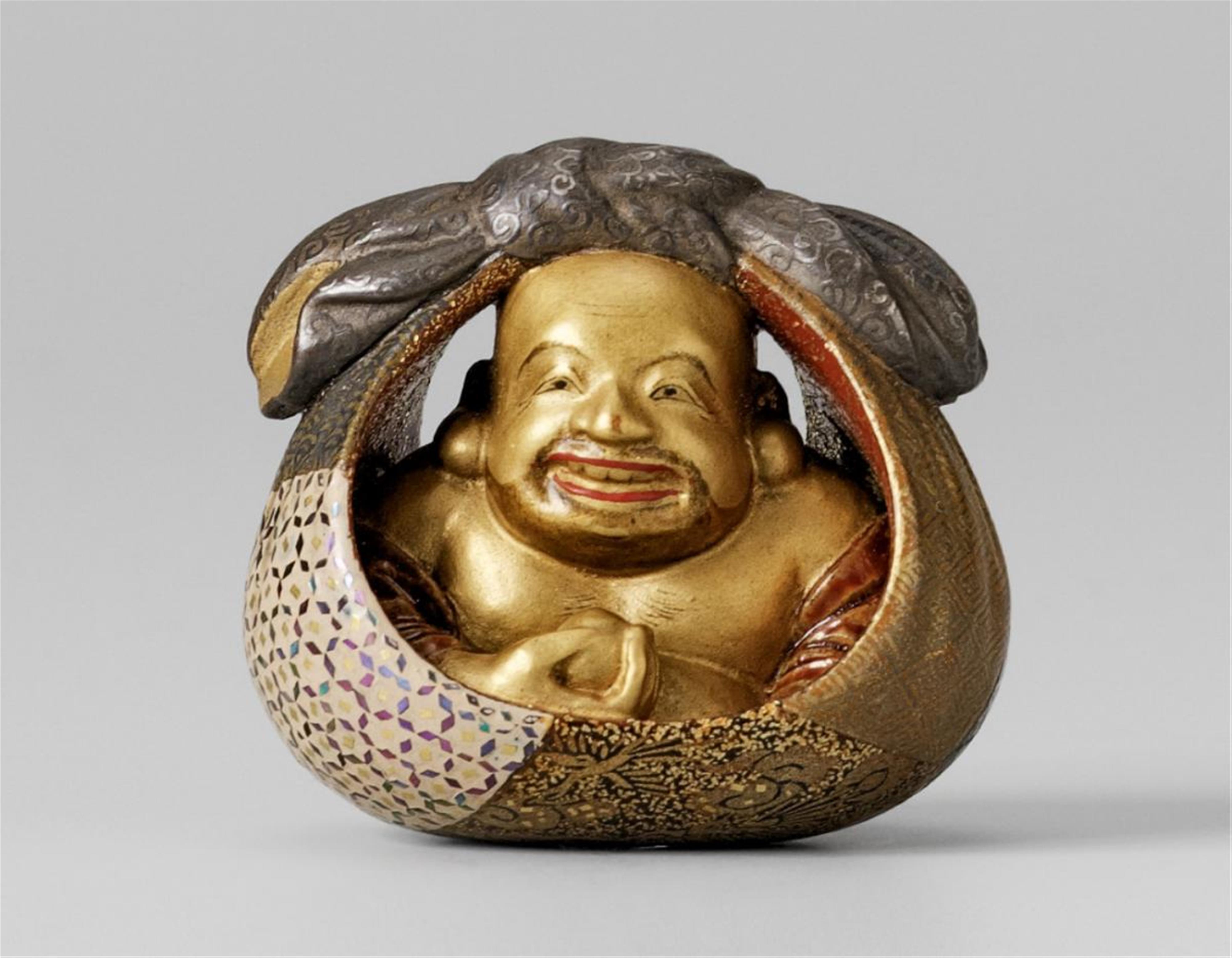 A makie lacquer netsuke of Hotei, by Chikanao. Late 19th century - image-1