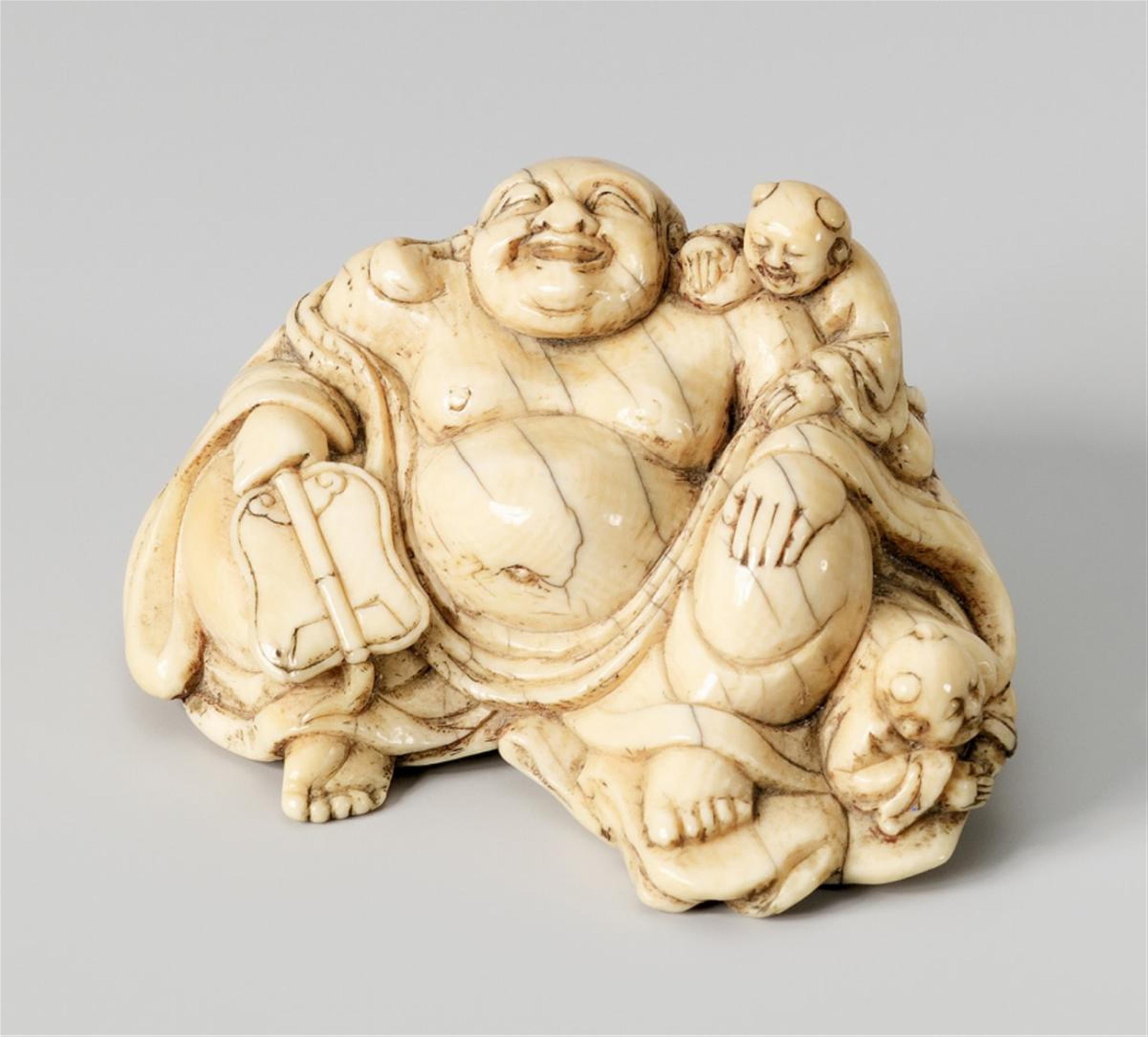 A large ivory netsuke of a laughing Hotei. 18th/early 19th century - image-1