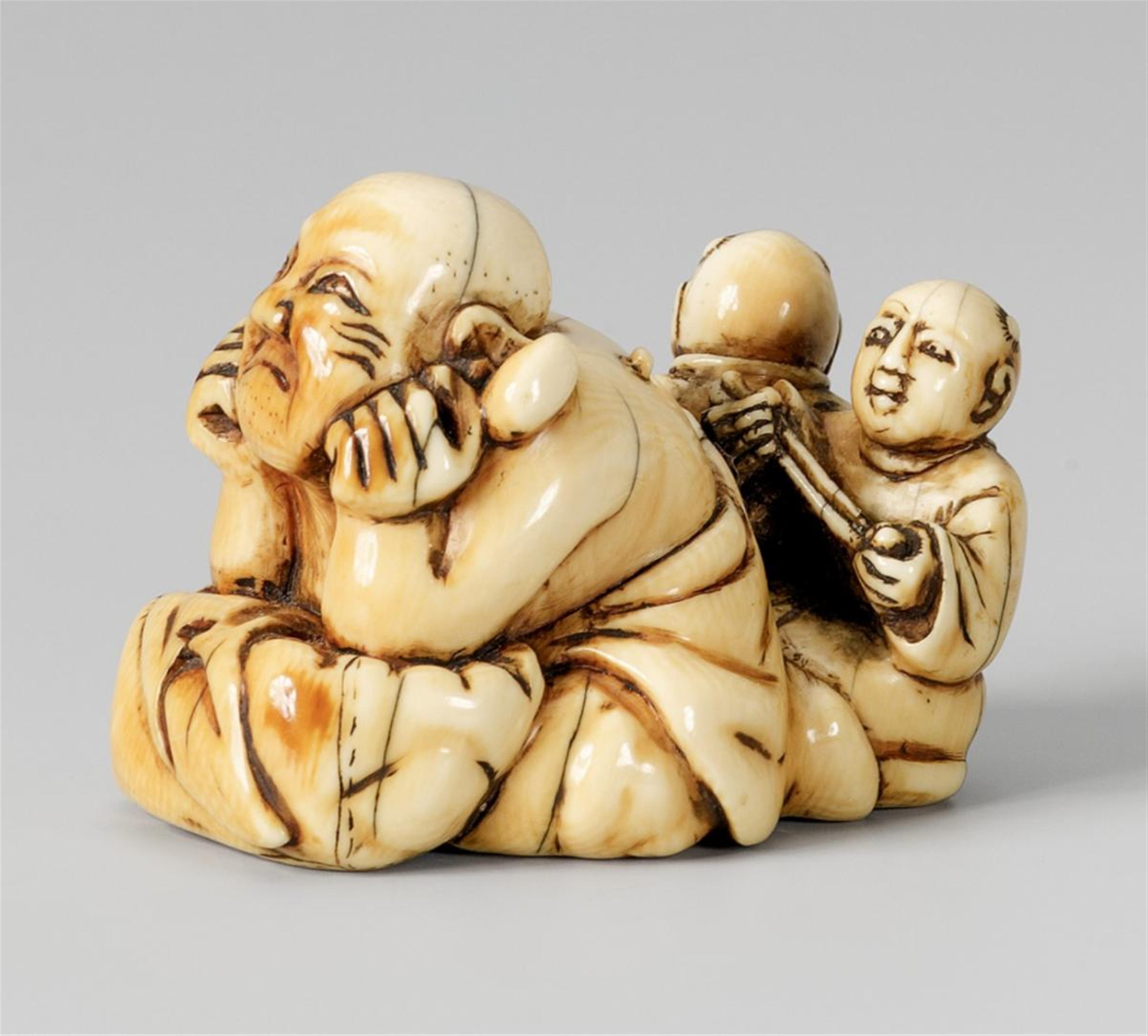 A large and amusing ivory netsuke of Hotei. 18th century - image-1