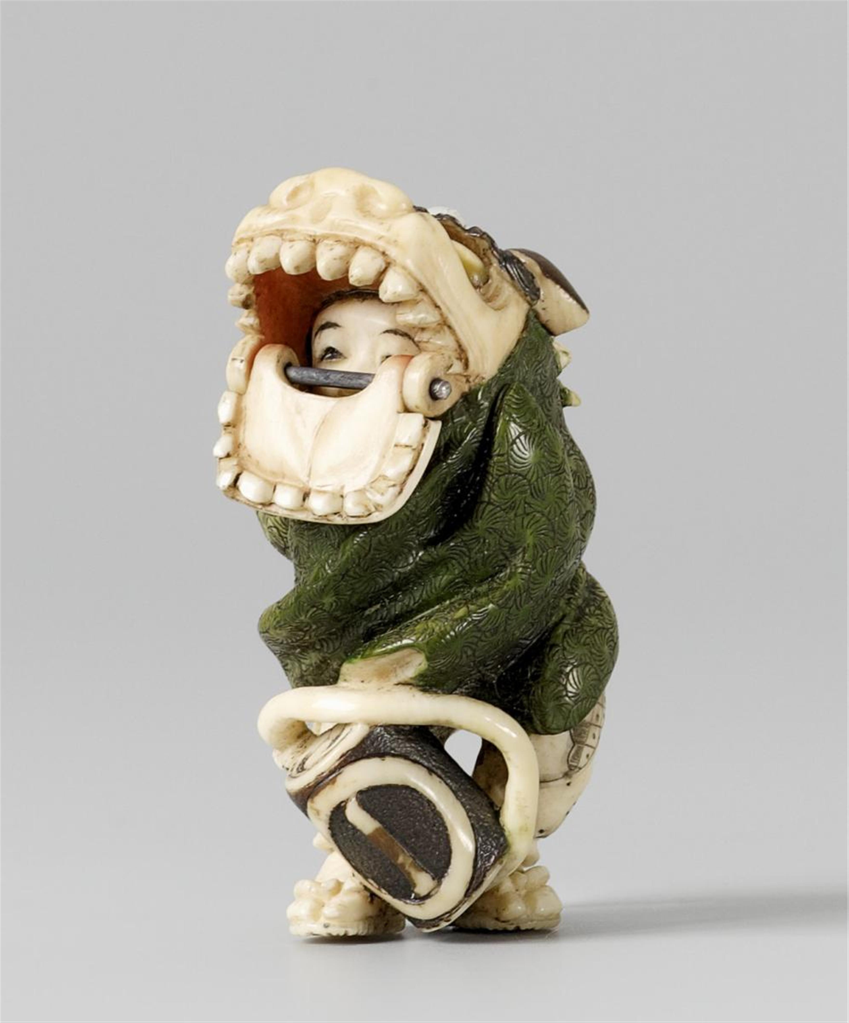 A Tokyo school stained ivory netsuke of a shishi dancer with a drum, by Yasutomo (Hôyû). Late 19th century - image-1