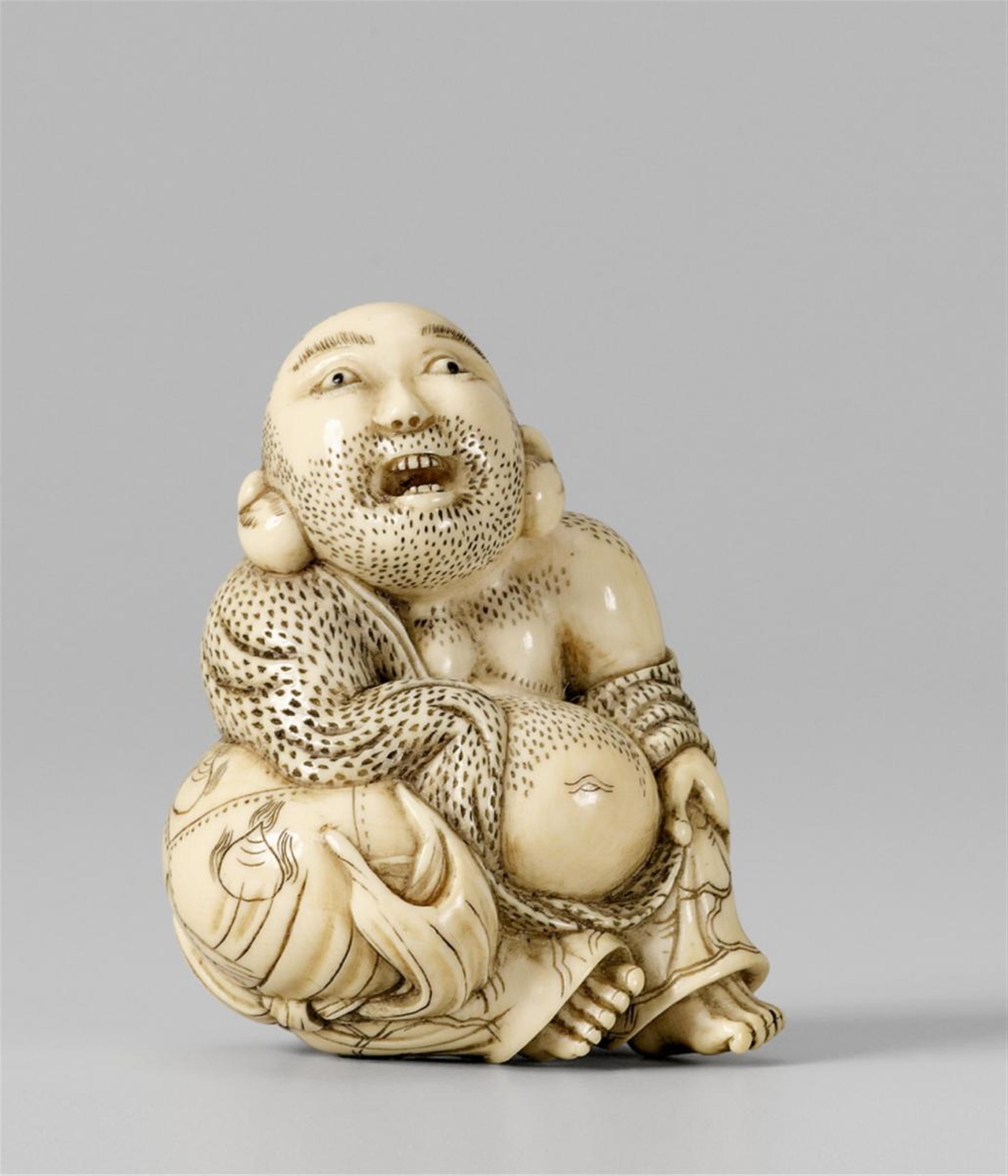 An unusual ivory netsuke of Hotei. Late 19th century - image-1