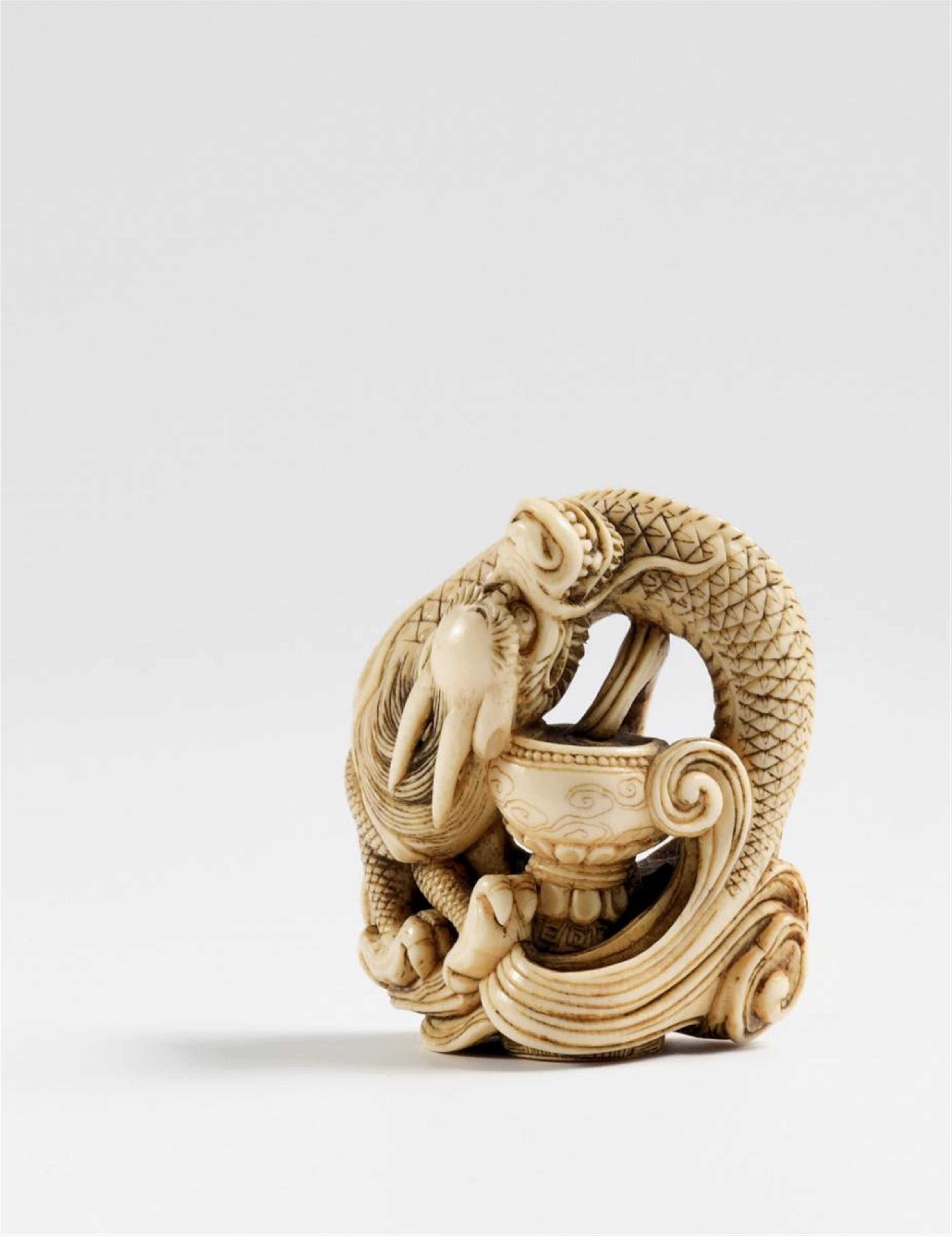 A superb ivory netsuke of a two-horned dragon. Late 18th century - image-1