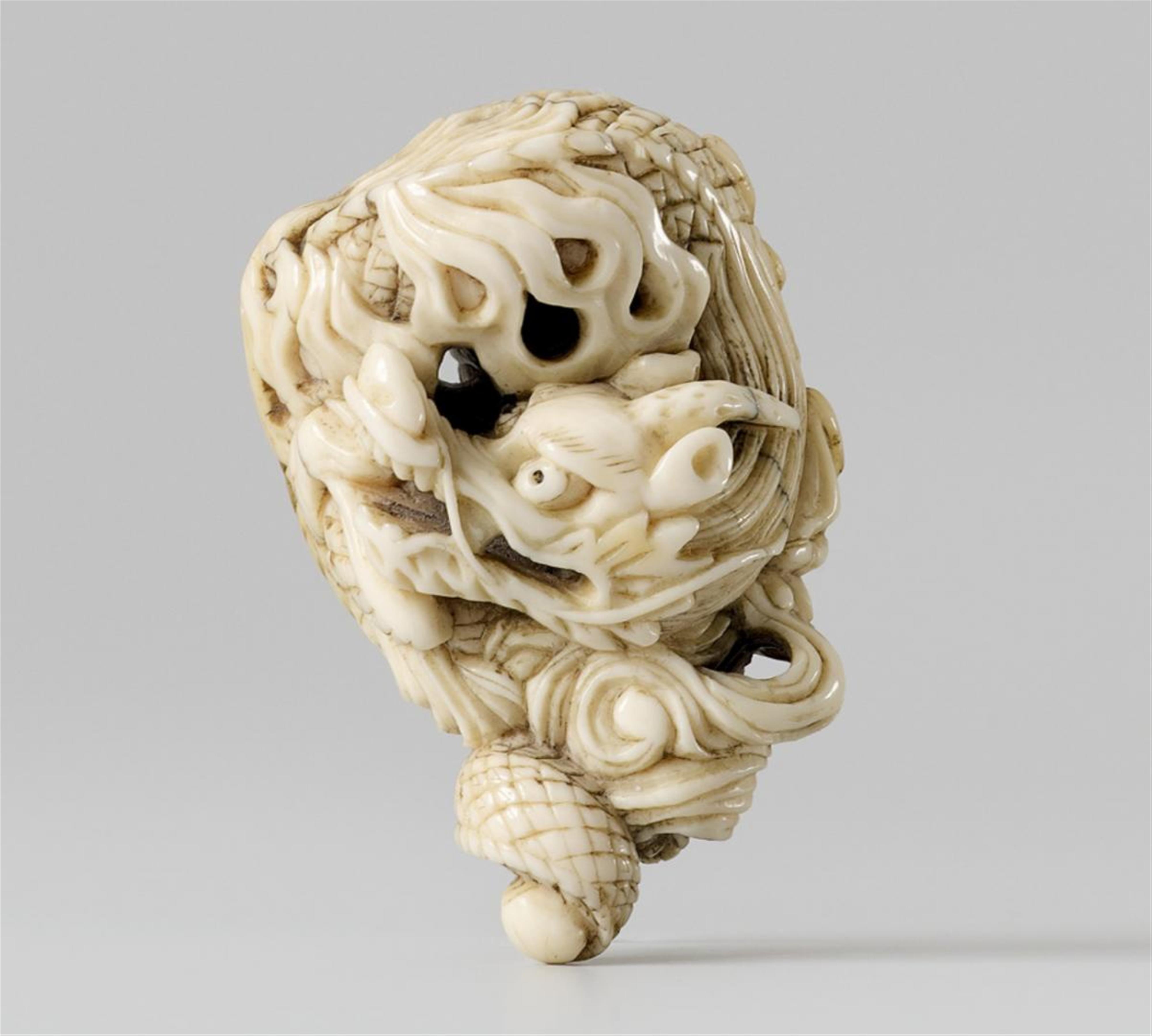 A fine ivory netsuke of a one-horned dragon. Early 19th century - image-1