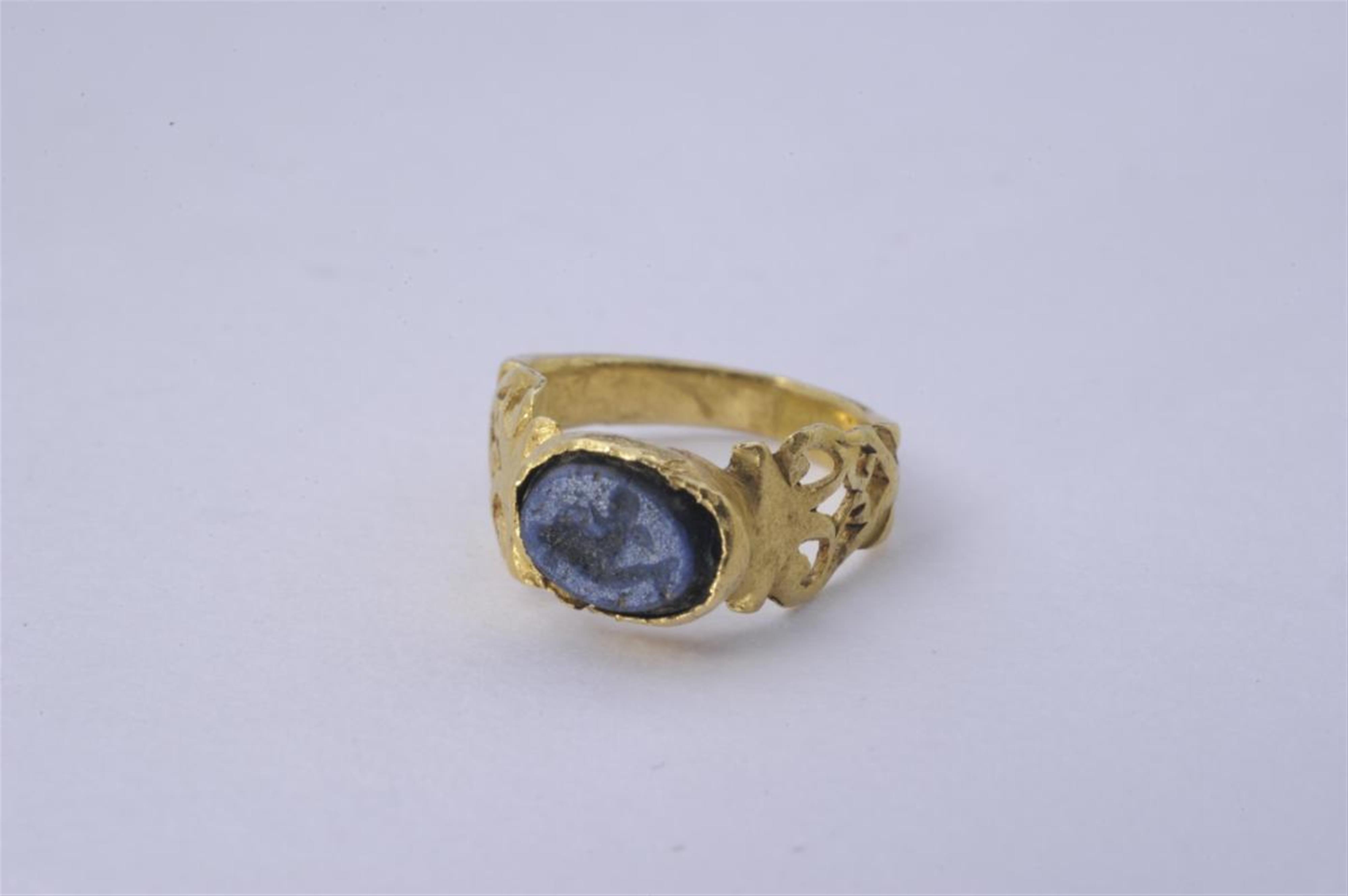 A Roman gold intaglio ring. - image-1