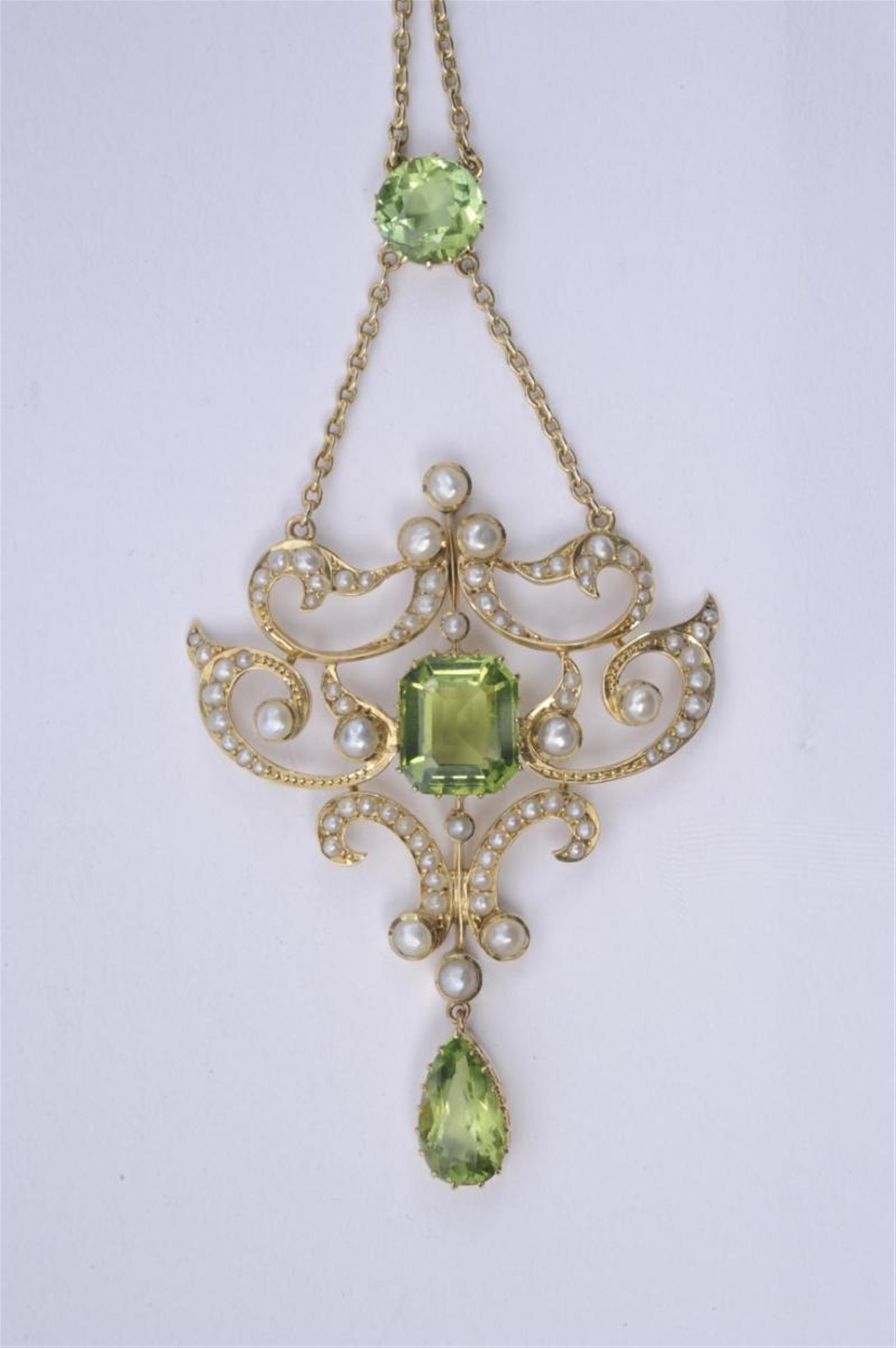 A 15k gold Victorian peridot collier. - image-1
