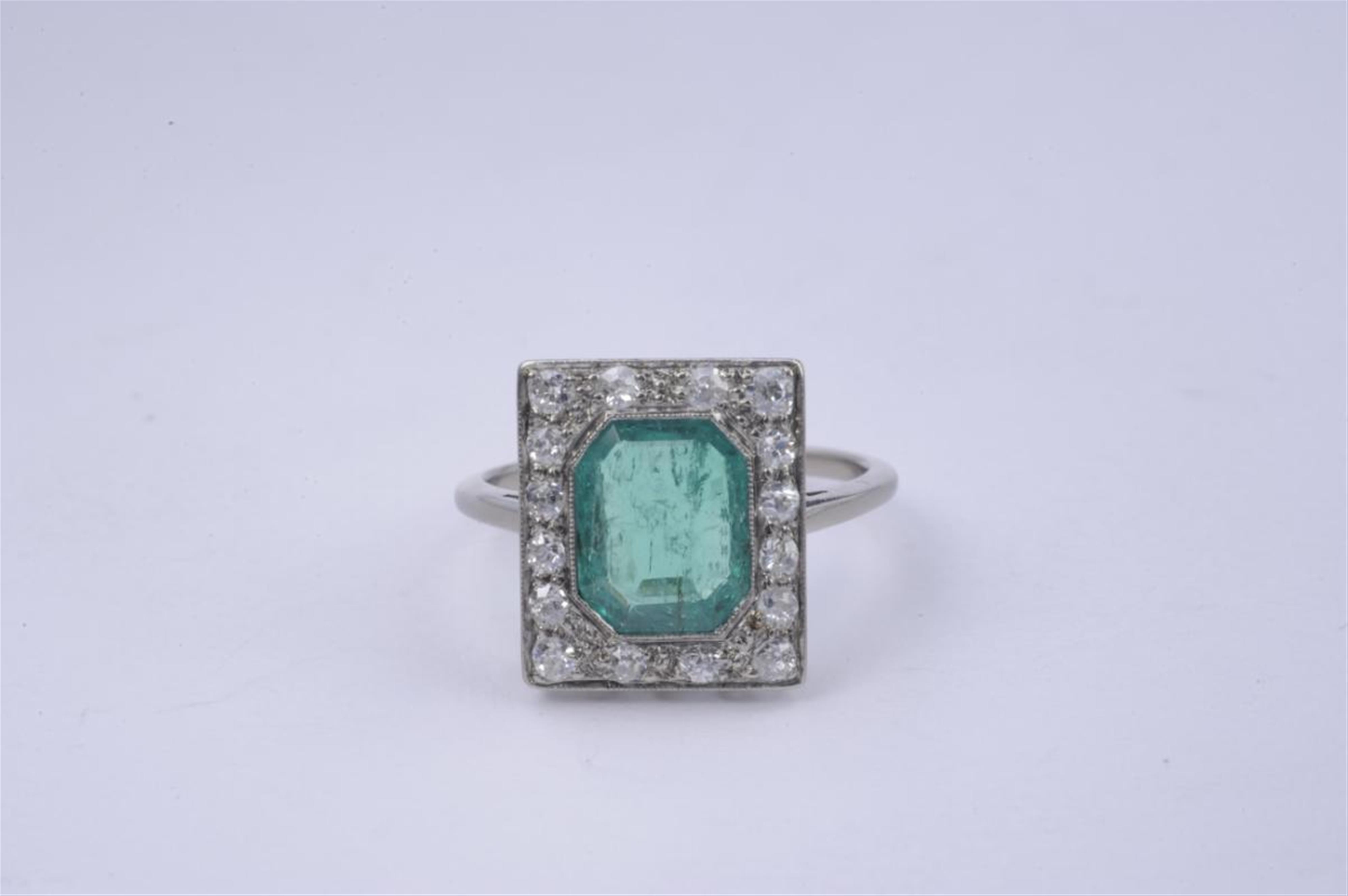 An 18k white gold and emerald Art Déco ring. - image-1