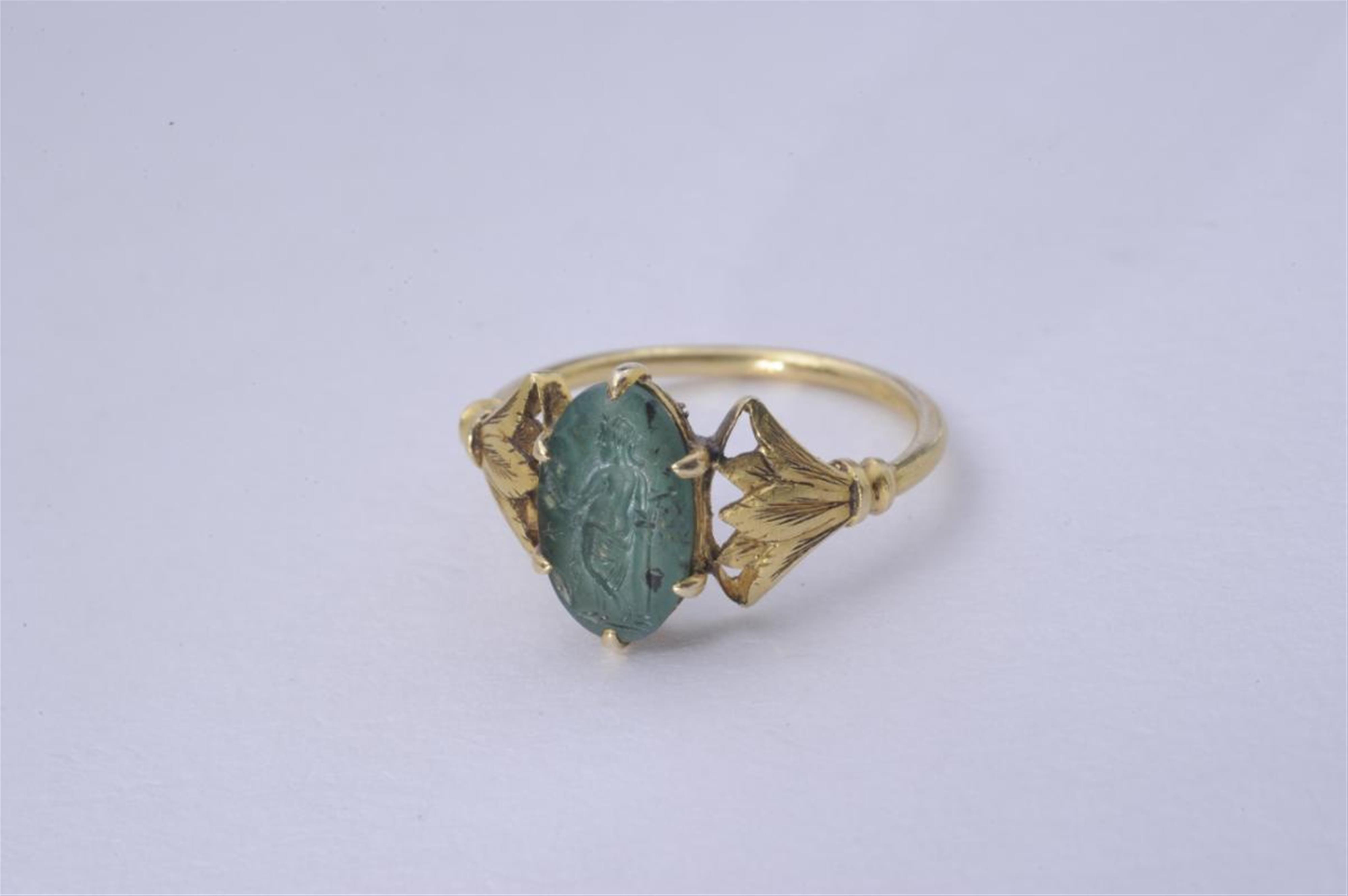 A gold and emerald plasma Roman intaglio ring. - image-1