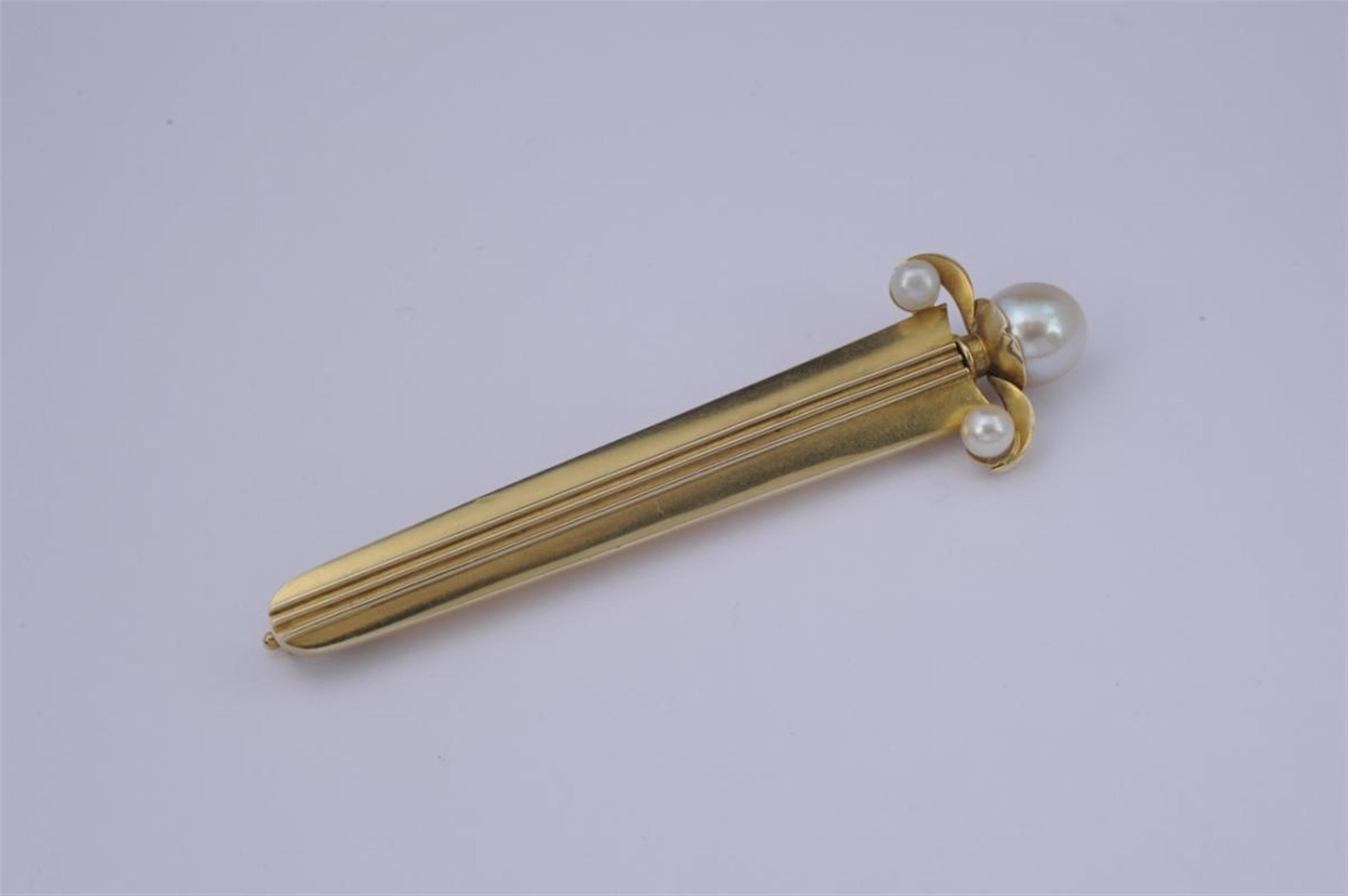 A 14k gold and pearl pin. - image-1