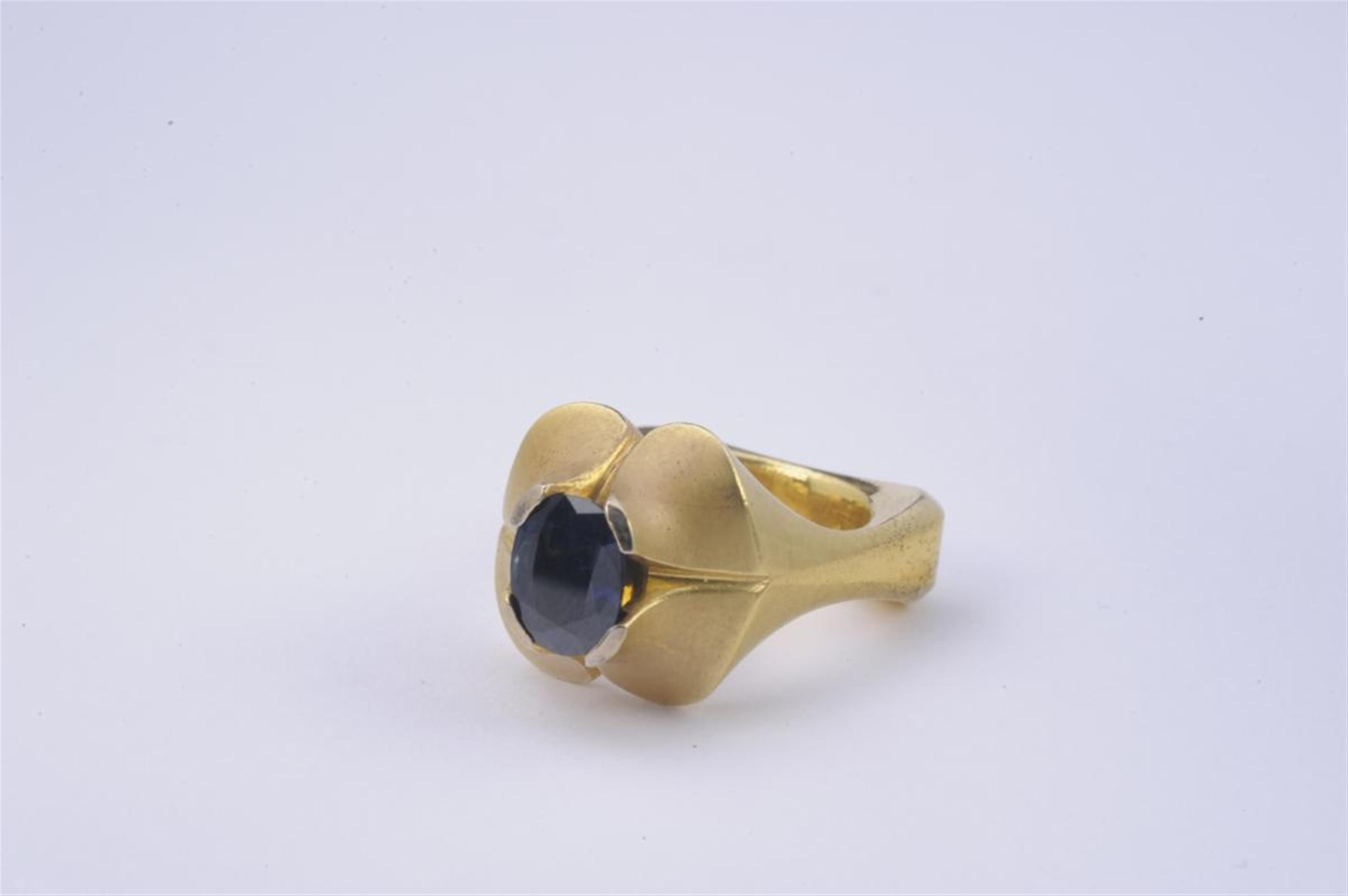 An 18k gold and sapphire flower shaped ring. - image-1