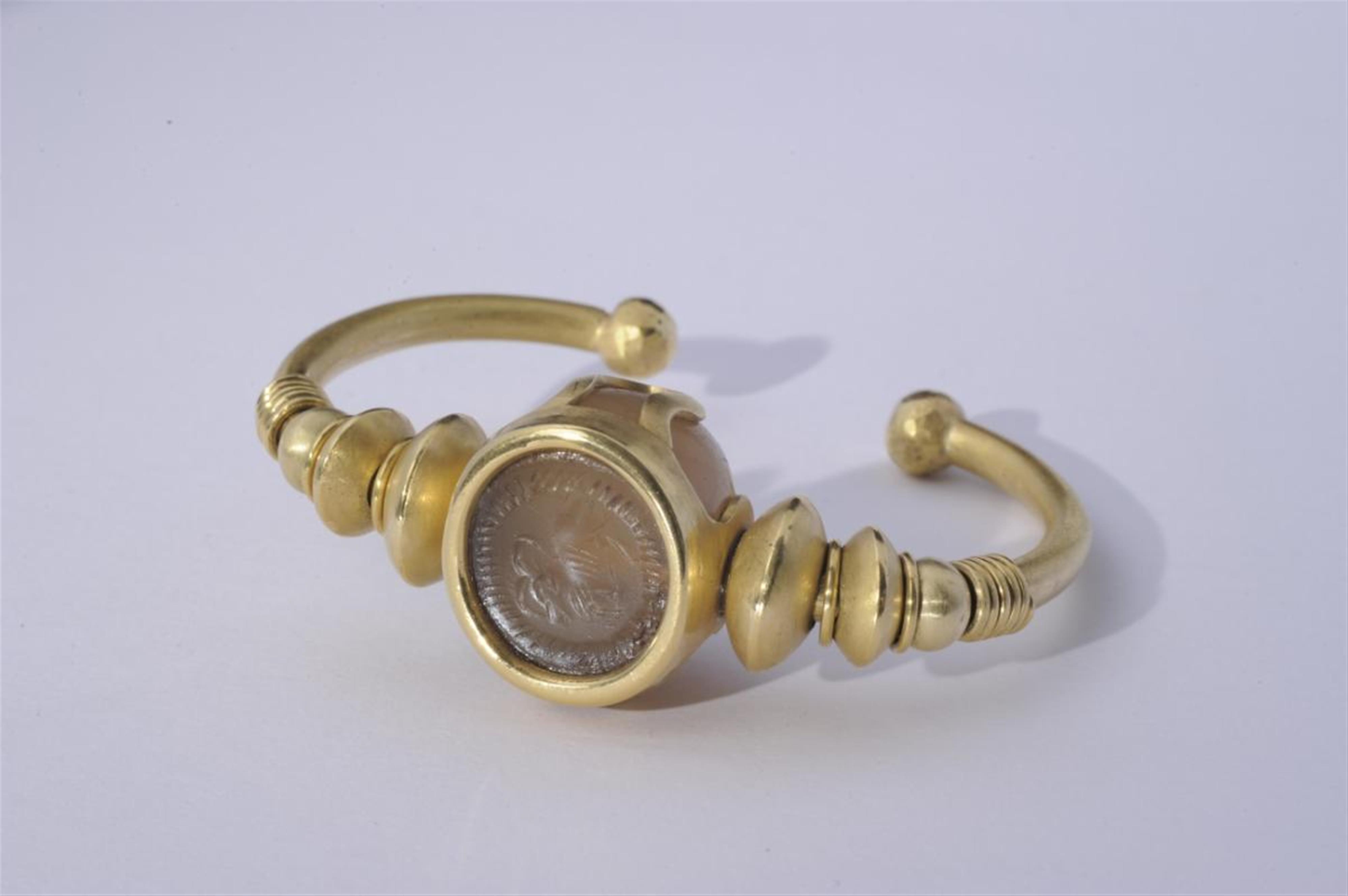 An 18k gold bracelet encorporating an ancient Sassanian chalcedony intaglio seal. - image-1