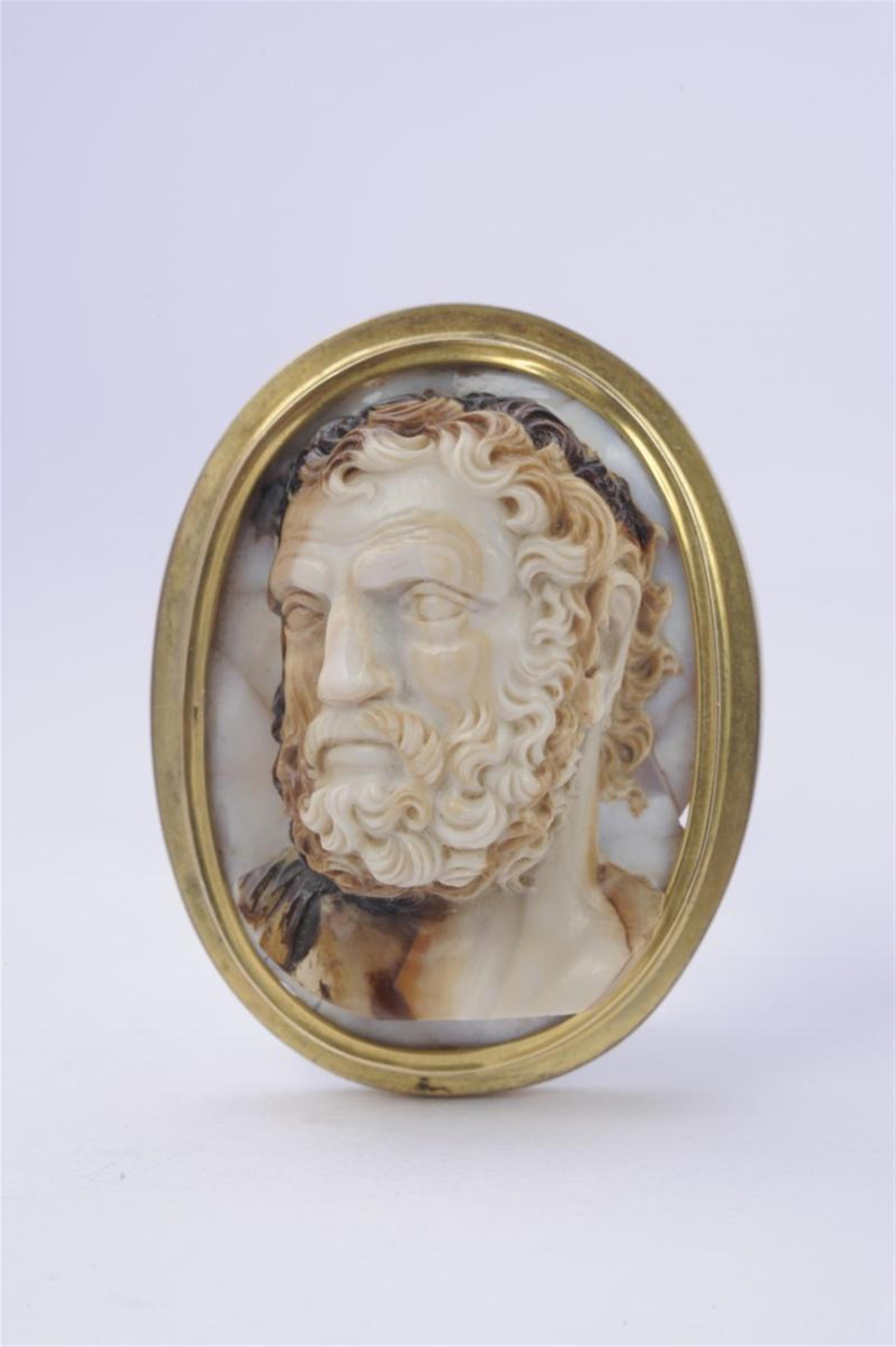 An agate cameo portrait of Hercules set in a 14k gold frame. - image-1
