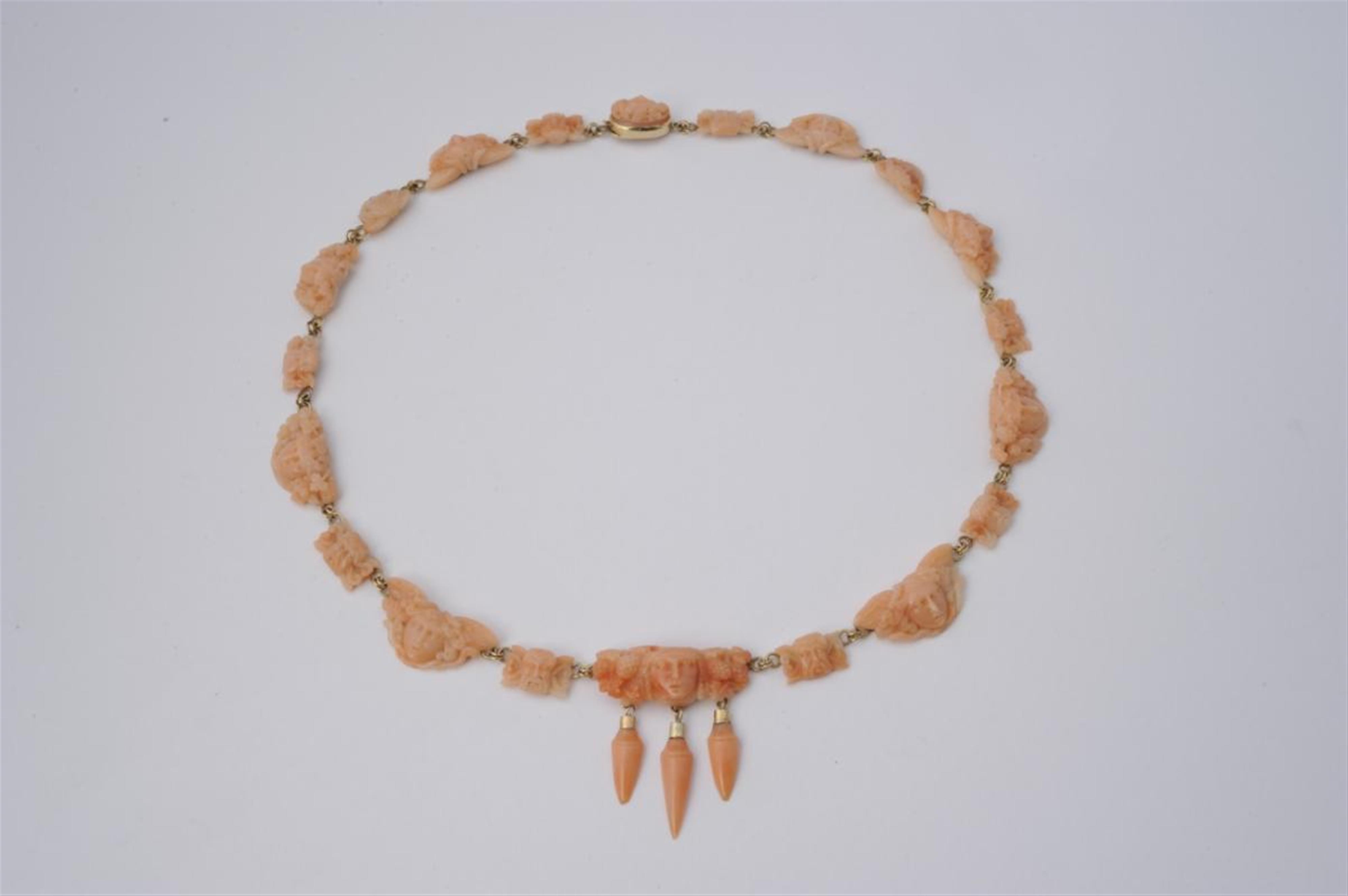 An 18k gold and coral ancient Roman style necklace - image-1