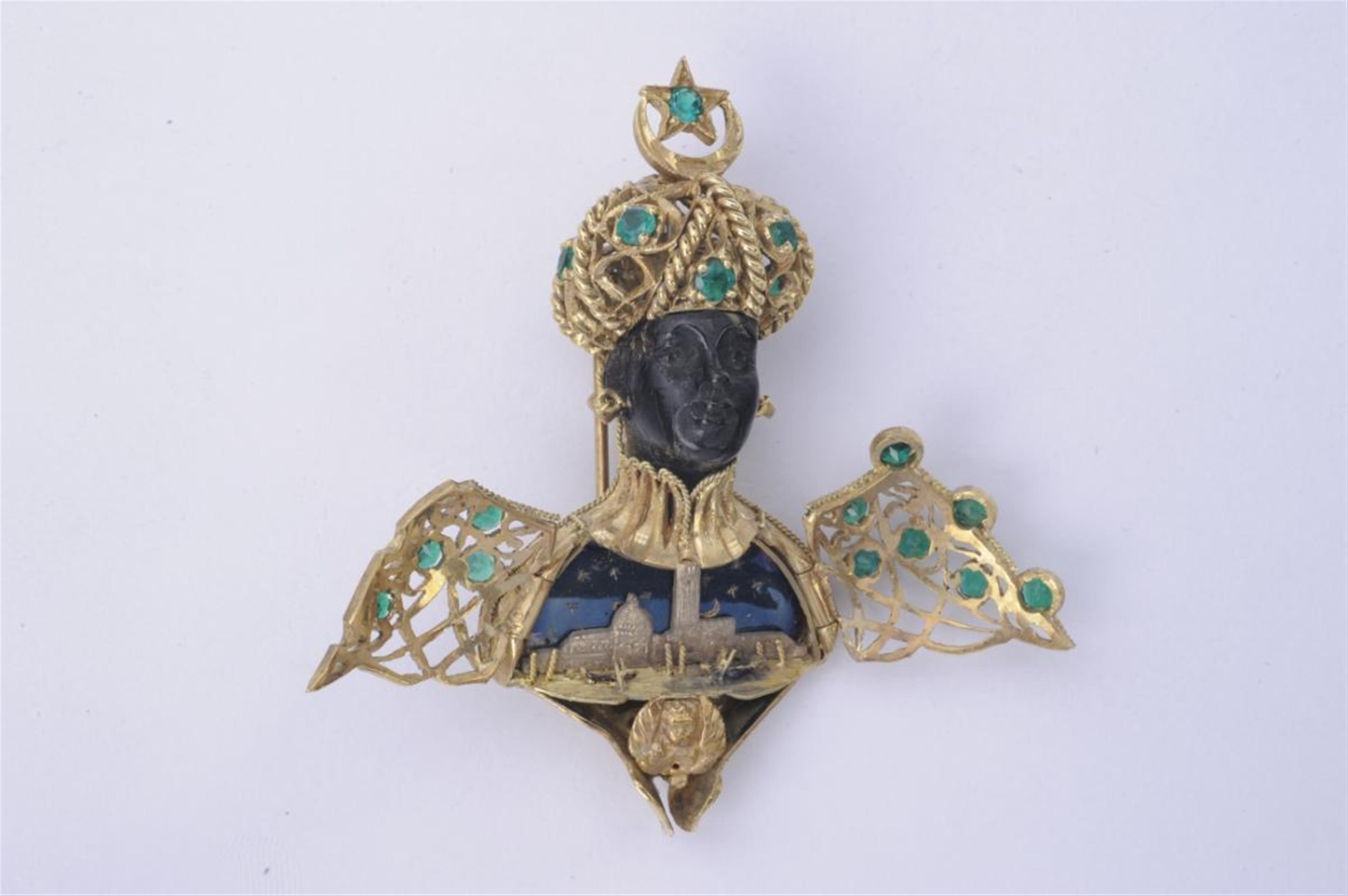 An 18k gold and emerald Venetian "moretto" clip brooch. - image-1