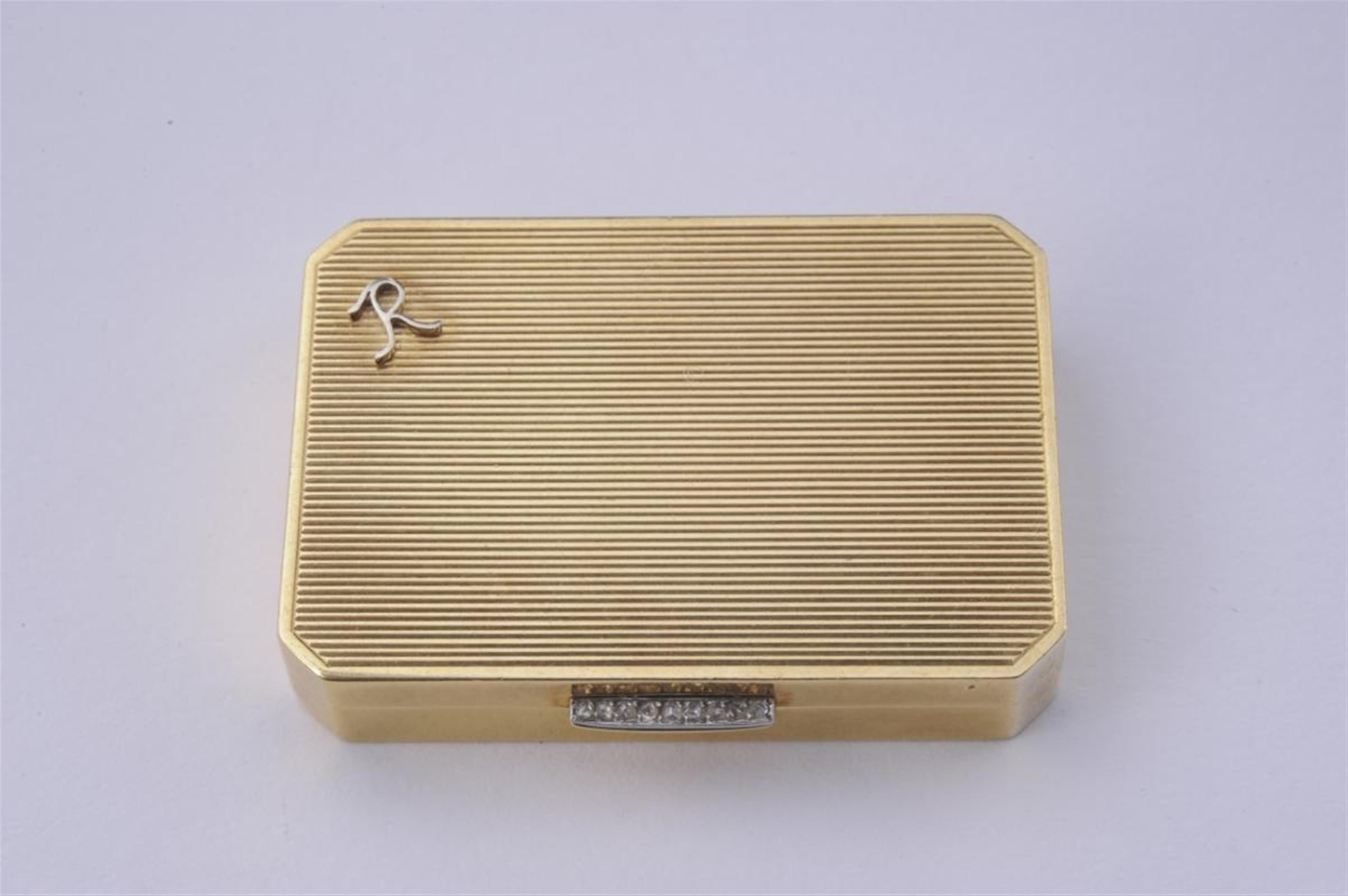 An 18k gold pill box. - image-1