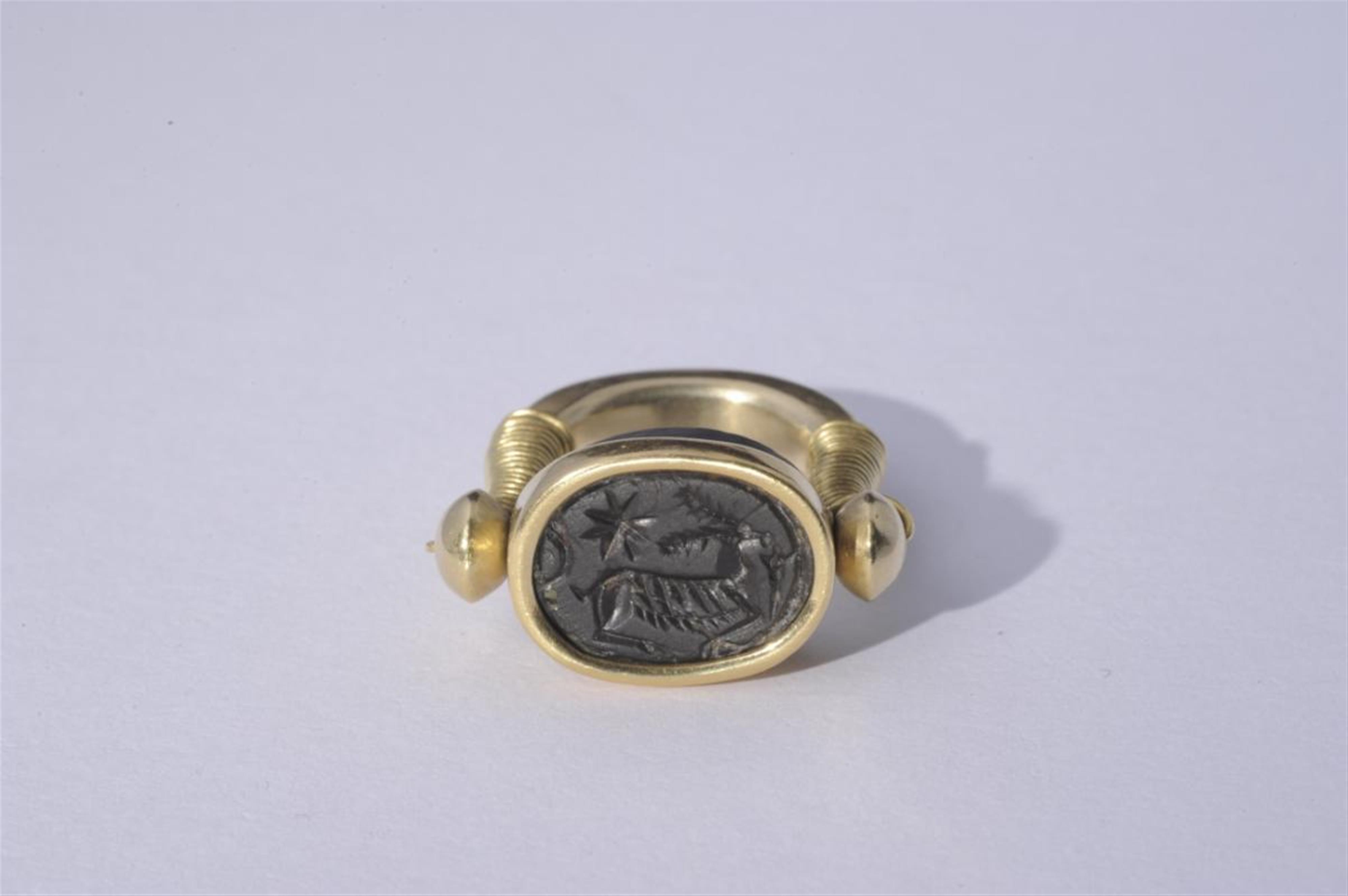 An 18k gold ring with a Syrian steatite intaglio. - image-1