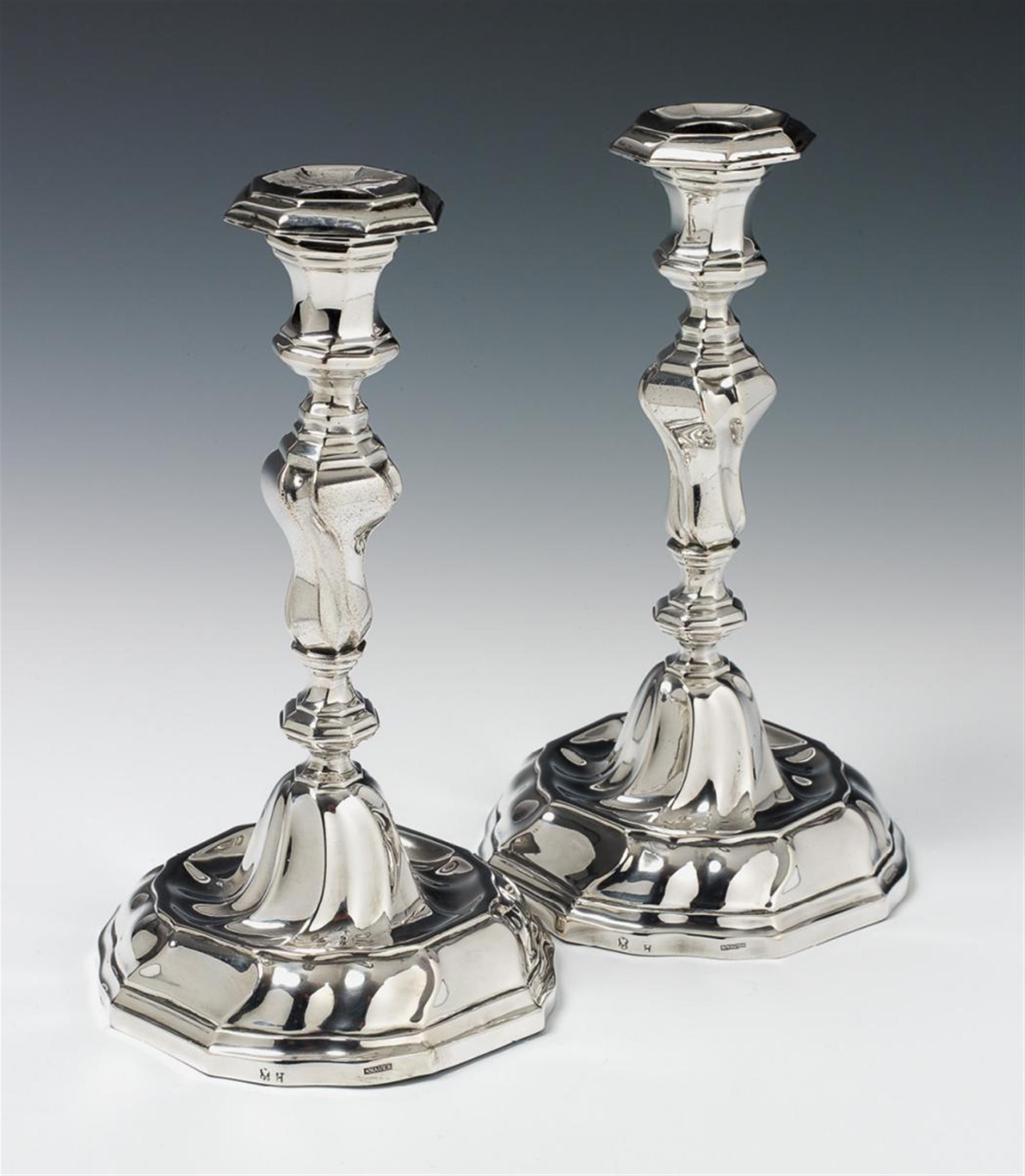 A pair of Hannover silver candlesticks. Engraved with the arms of the von Krosigk family. Marks of Georg Julius Friedrich Knauer, ca. 1830. - image-1