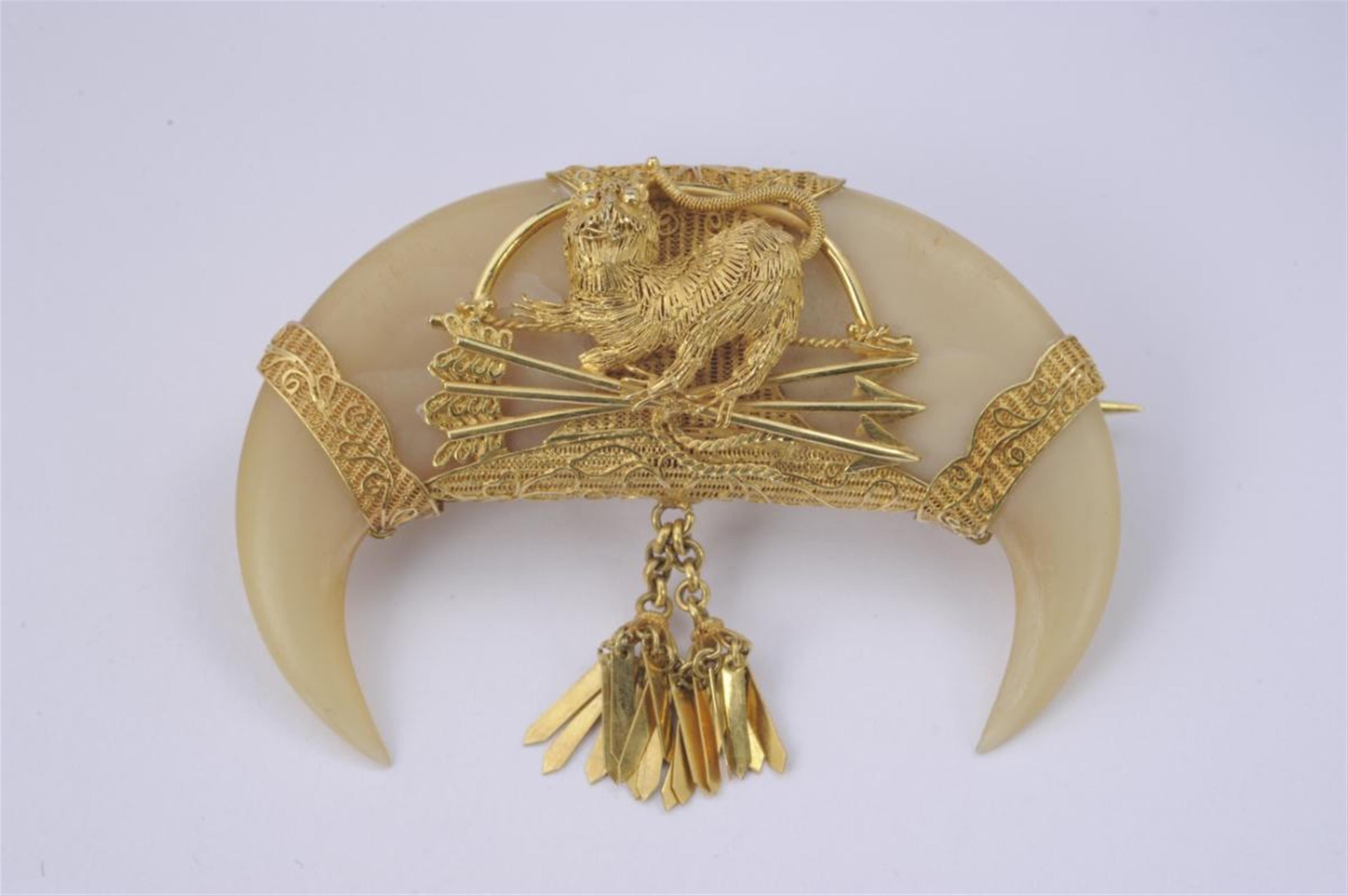 An Indian 18k gold and carved tiger claw souvenir brooch. - image-1