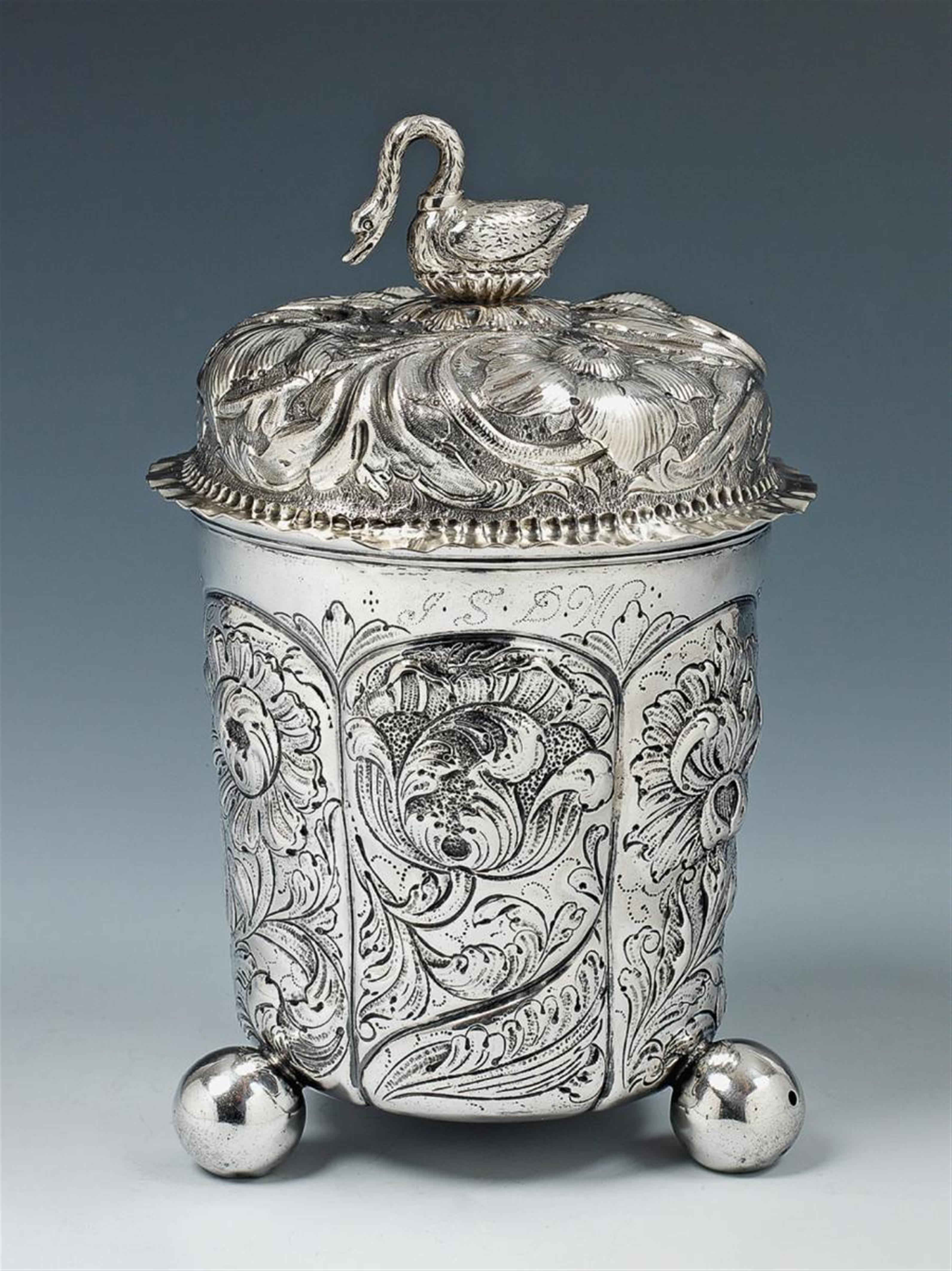 A silver partially gilt beaker and cover. Engraved "GSDW 1675 NMS". Probably North German, possibly with marks of Hans Carl Nasser, second half 17th C. - image-1