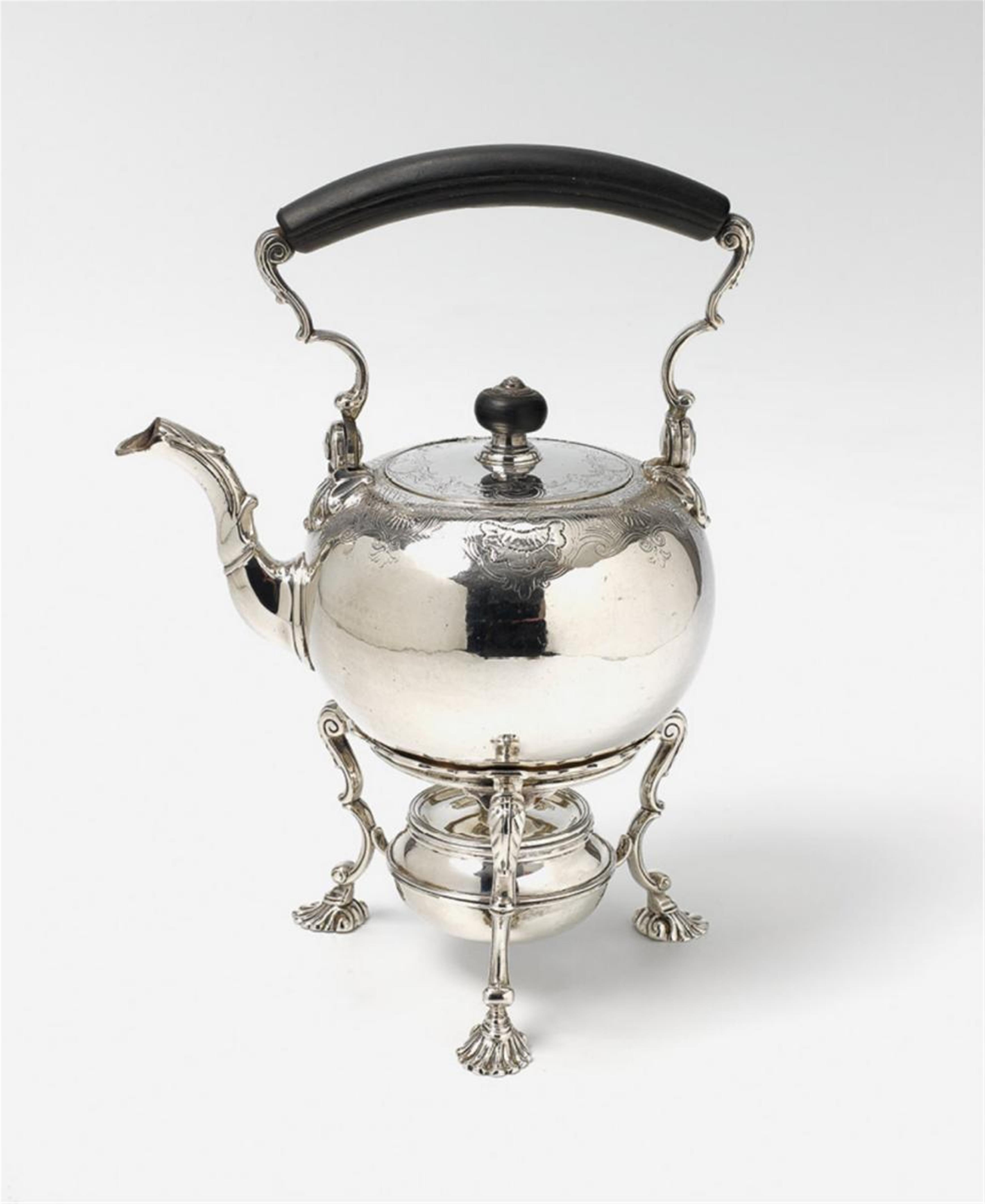 A George II silver kettle and lamp. Marks of John Edwards II, London 1734. Two small alterations to the ornament, probably in the field of a former engraving. - image-2