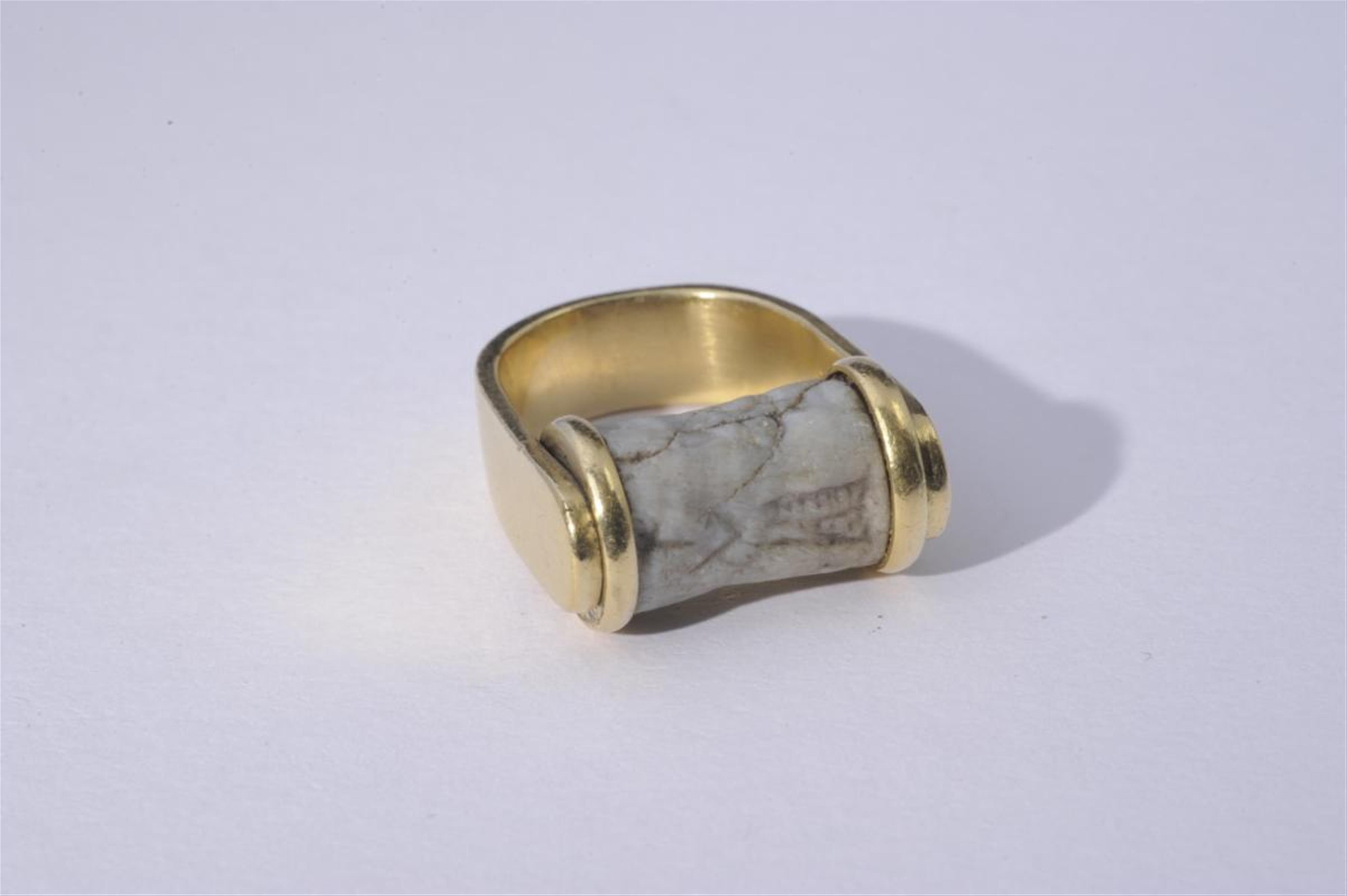 A fine gold ring with an ancient Babylonian cylinder seal. - image-1