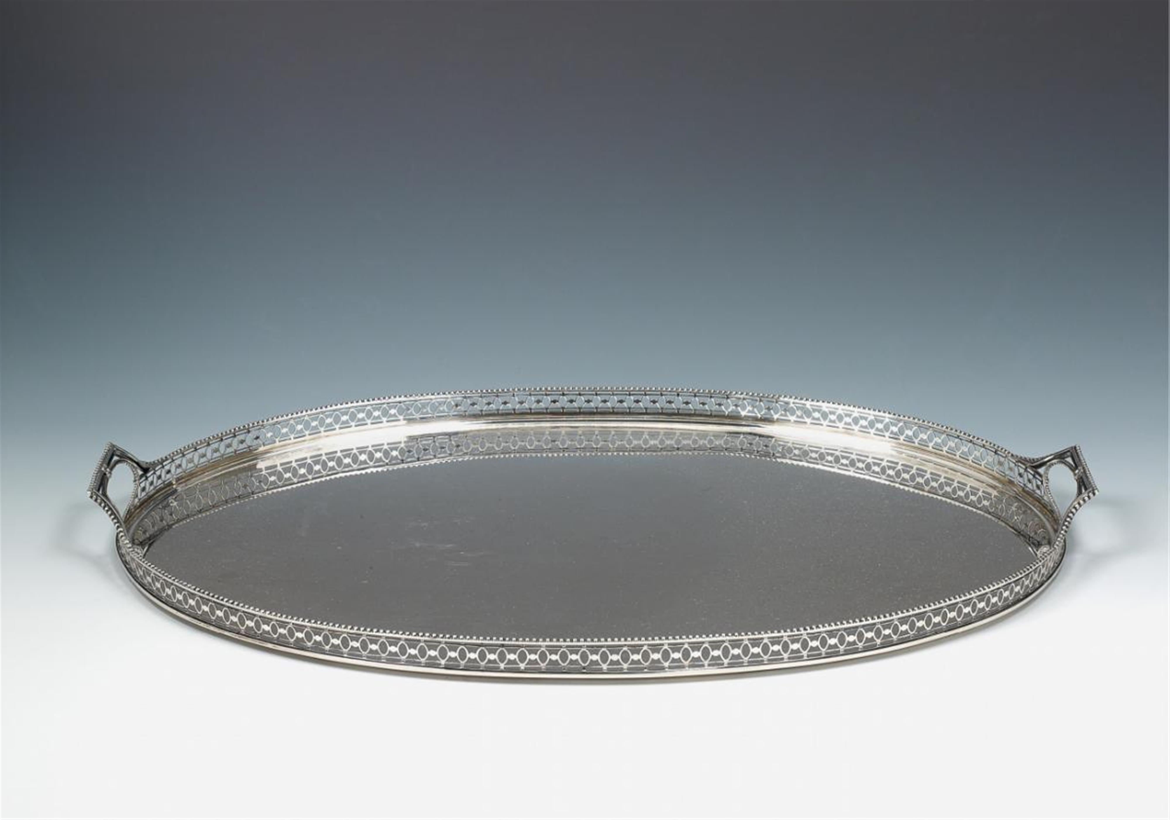 A large Amsterdam silver tray. Marks of Diederik Willem Rethmeyer, 1786. Probably a 20th century copy. - image-1