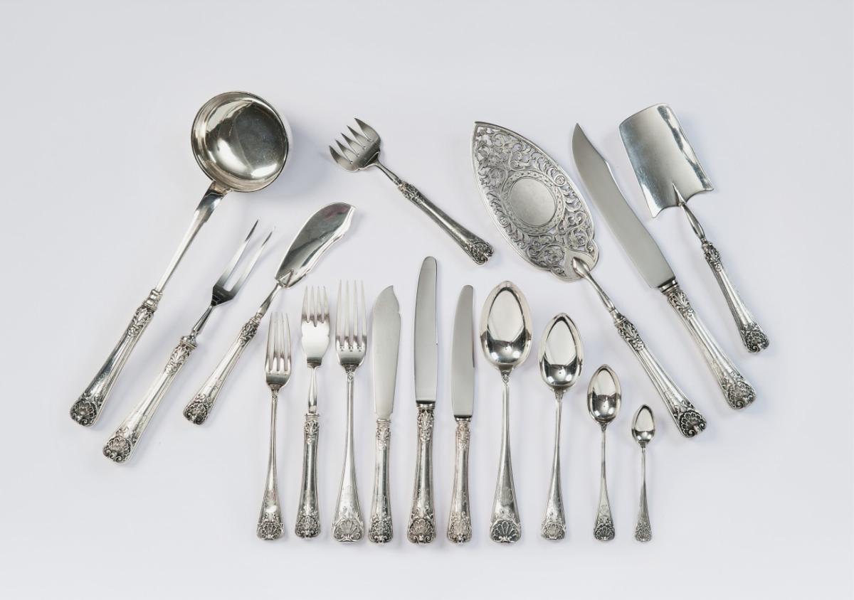 An extensive Fabergé silver cutlery set. Comprising 127 pieces for dinner, dessert and serving. Marks of Karl Fabergé, Moscow, 1908 - 17. Few pieces with Moscow hallmark and unidentified essaymark L.O. dated 1895 and same maker's mark. - image-1