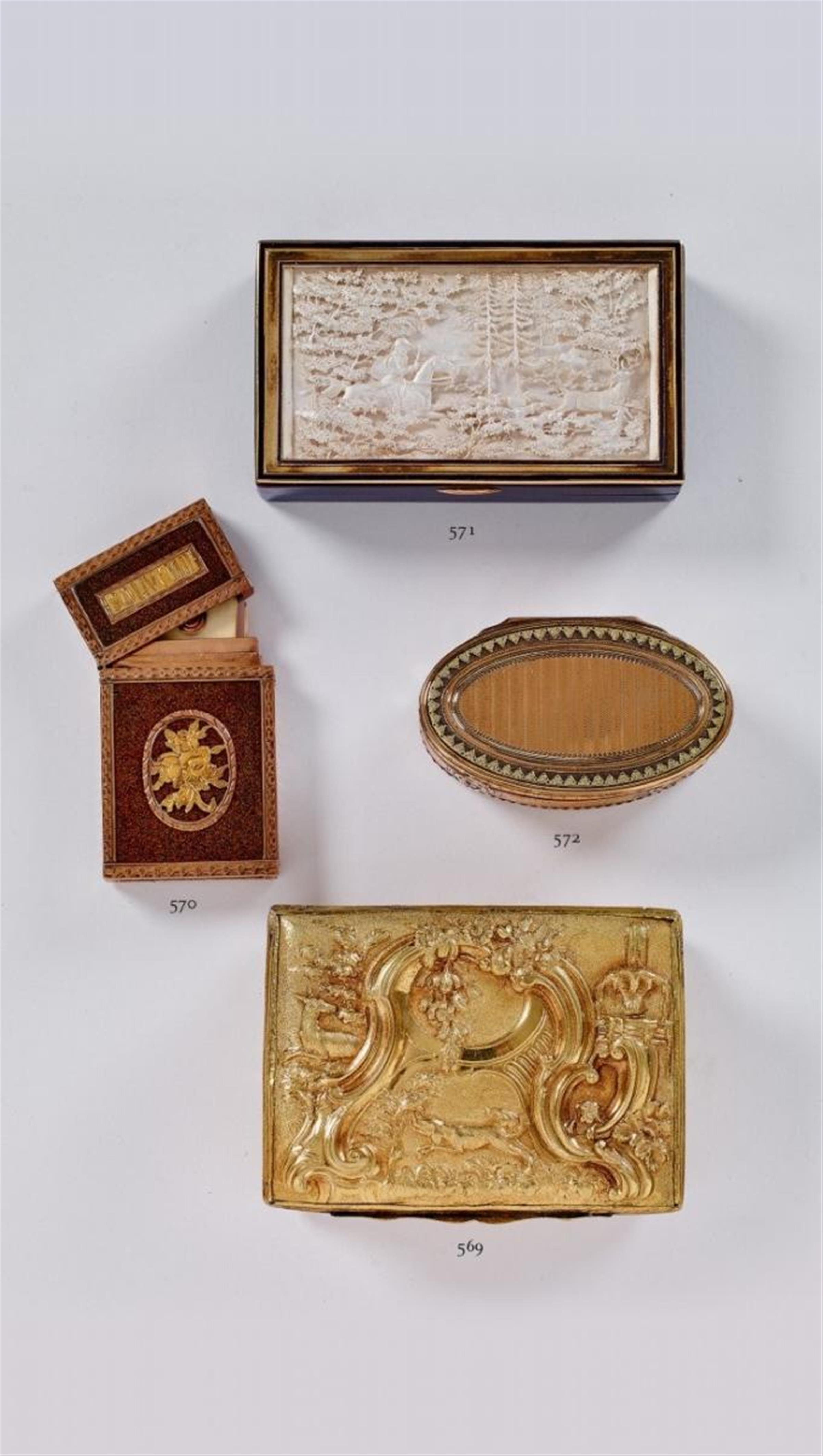 An 18k gold époque Louis XVI guilloché snuff box. - image-1