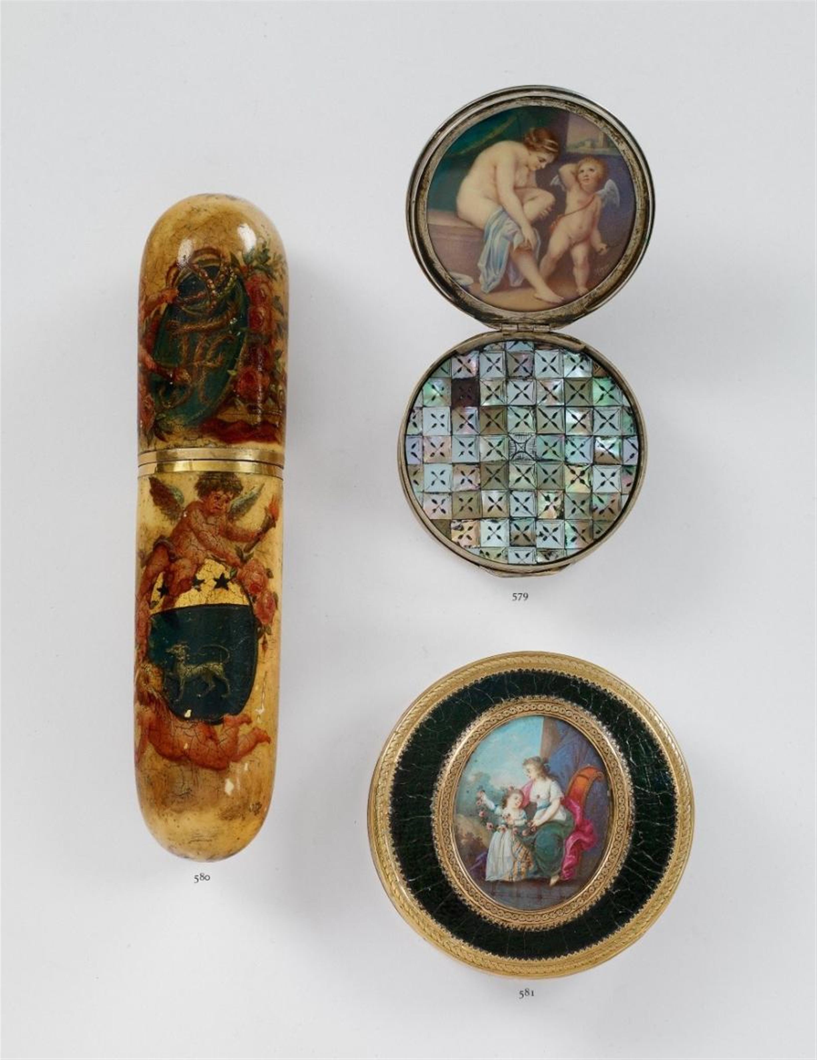 A French snuff box with a gouache on ivory miniature of a mother and daughter. - image-1