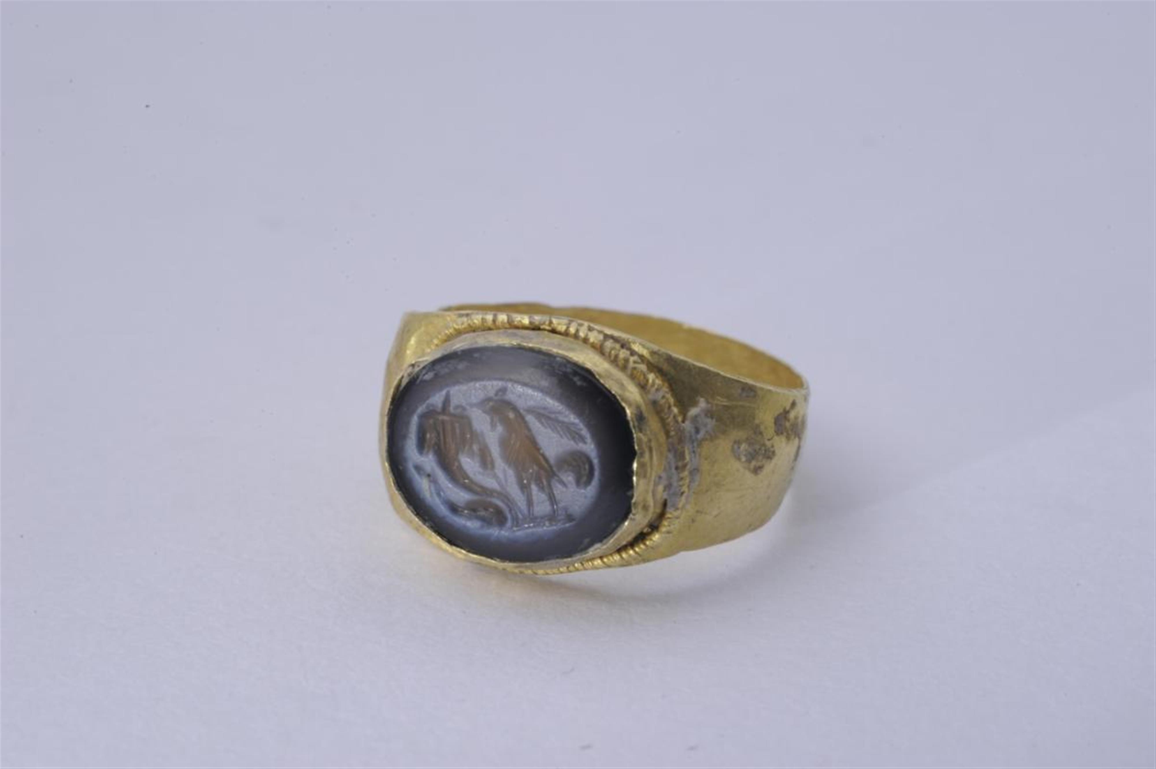 A gold and nicolo Roman intaglio ring. - image-1