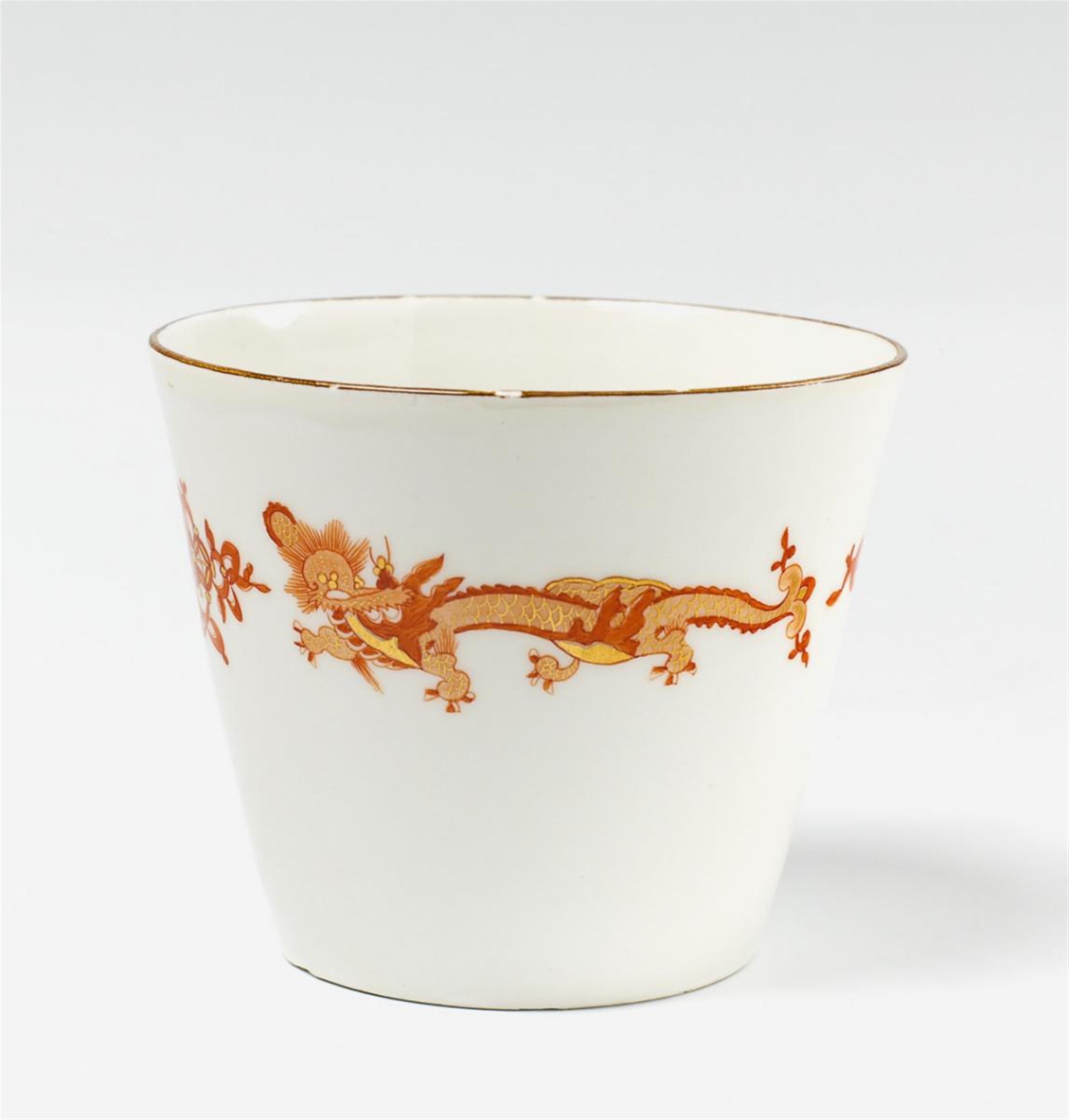 A Meissen beaker with dragon and knot decor. - image-1