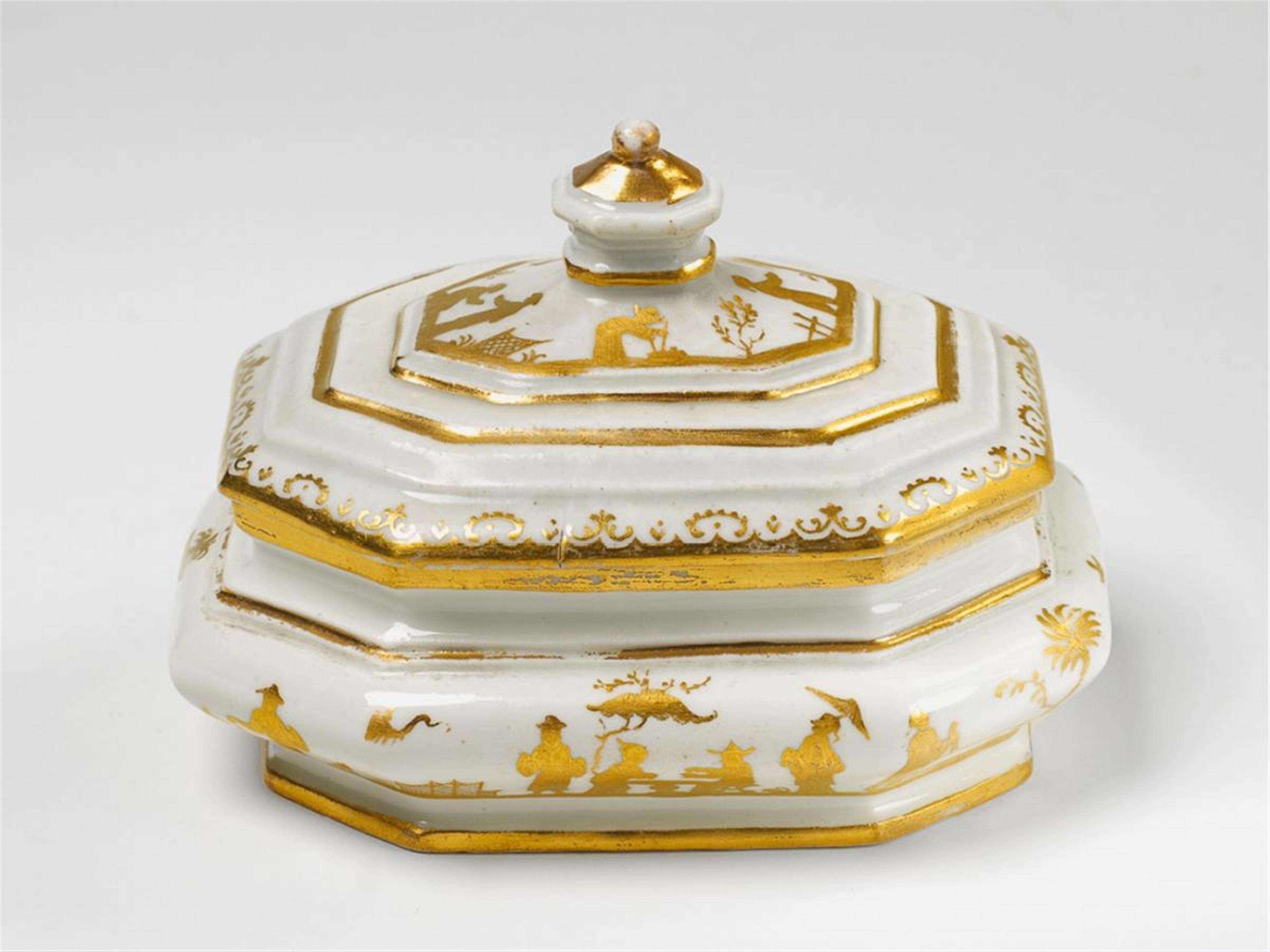 A Meissen porcelain sugar box with Augburg gilt etched chinoiseries. - image-1